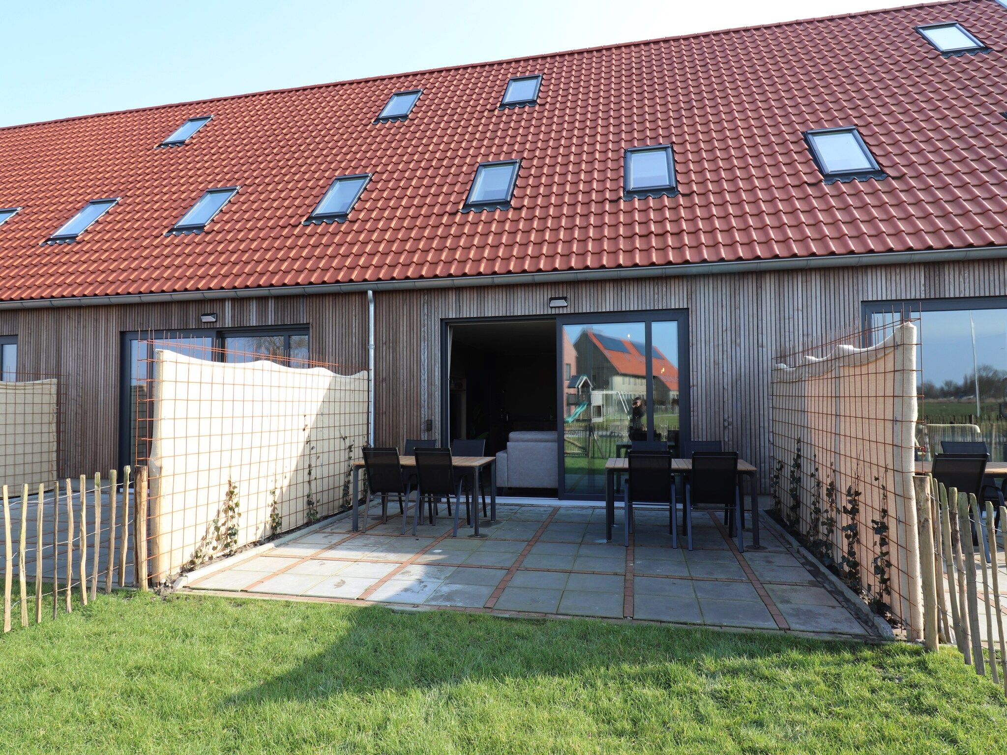 De buitenkant van Moderne villa op het Friese platteland in leons