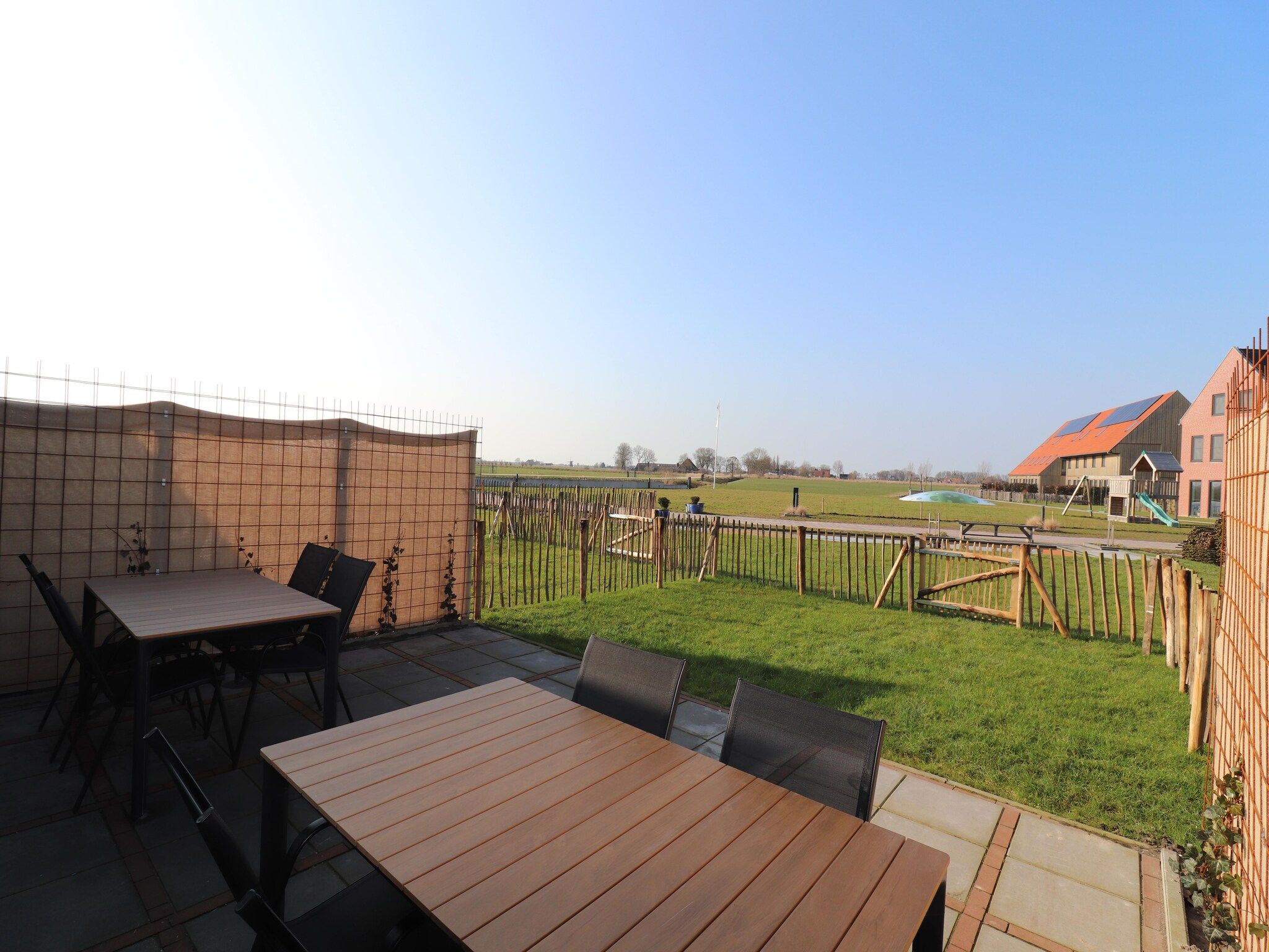 Het terras van Moderne villa op het Friese platteland in leons