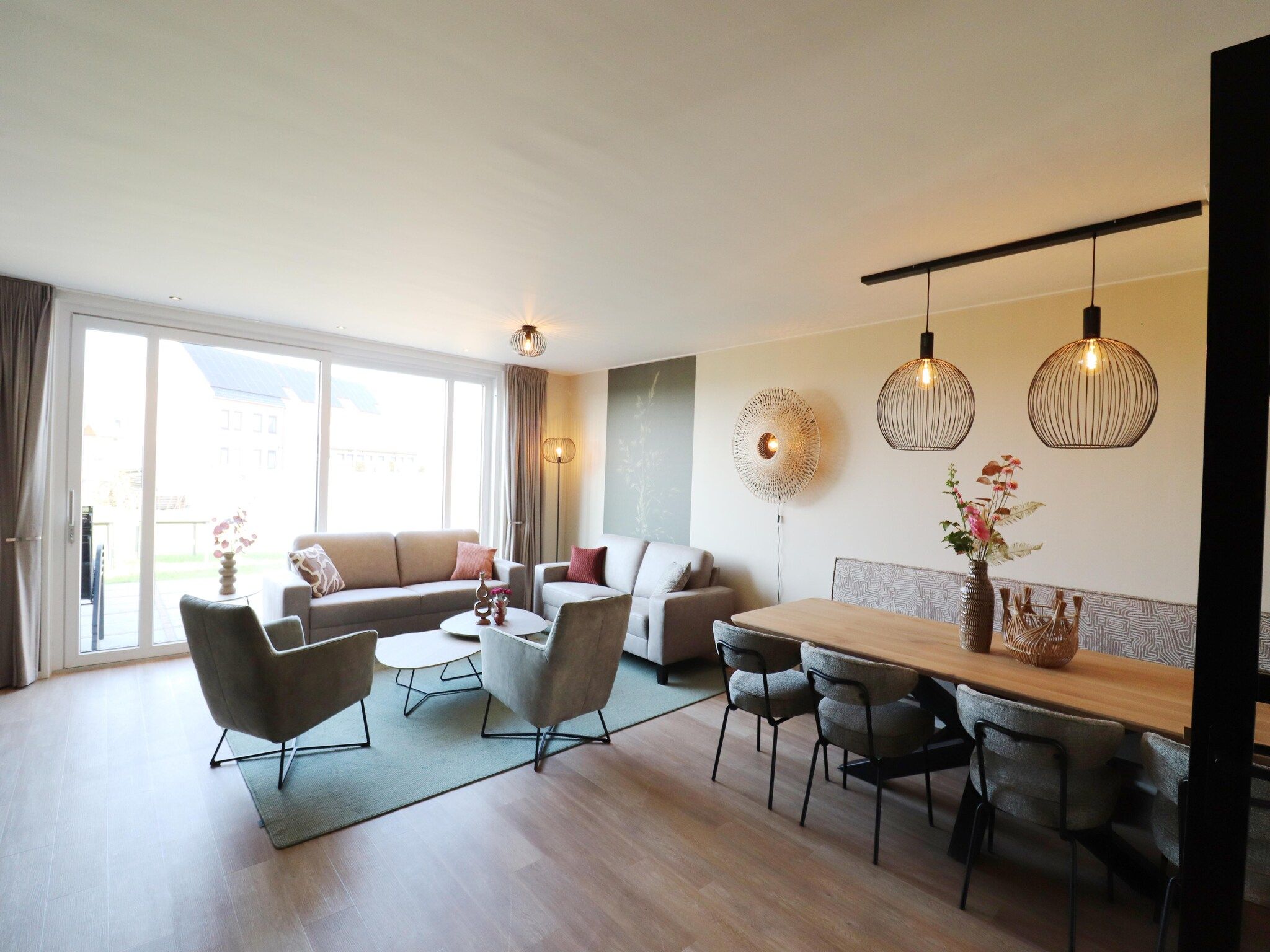 De woonkamer van Moderne villa op het Friese platteland in leons