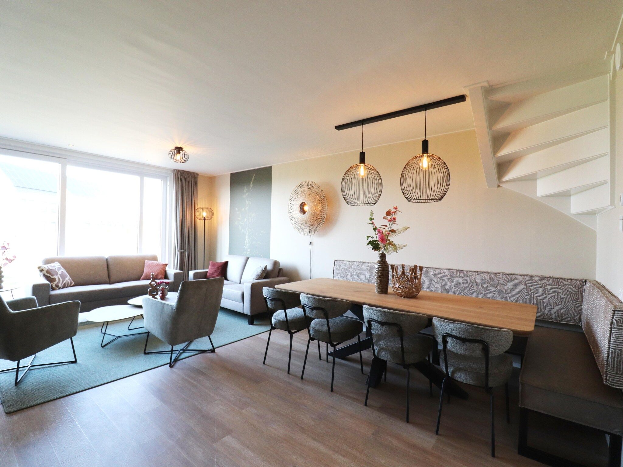 De woonkamer van Moderne villa op het Friese platteland in leons