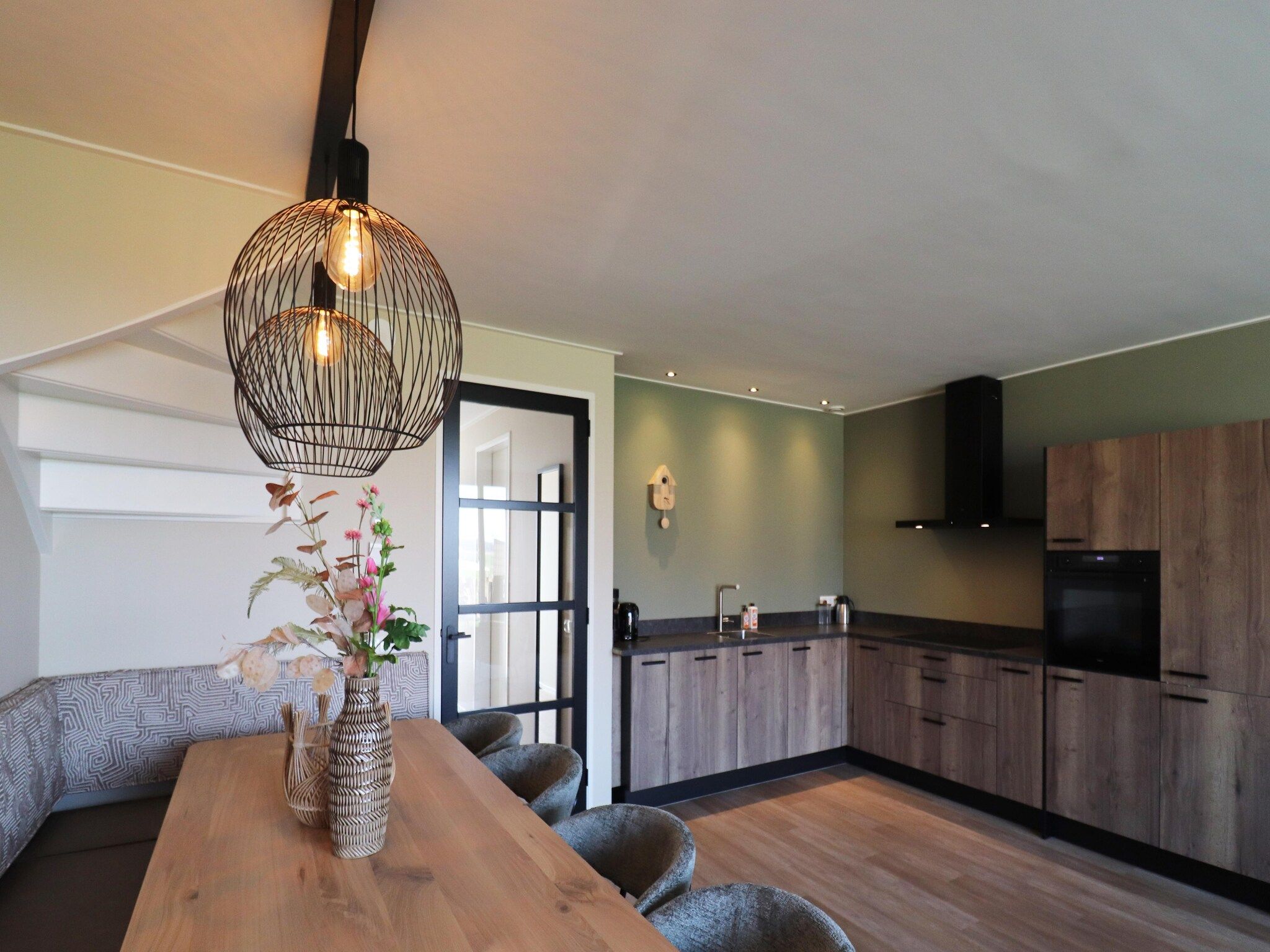 De woonkamer van Moderne villa op het Friese platteland in leons