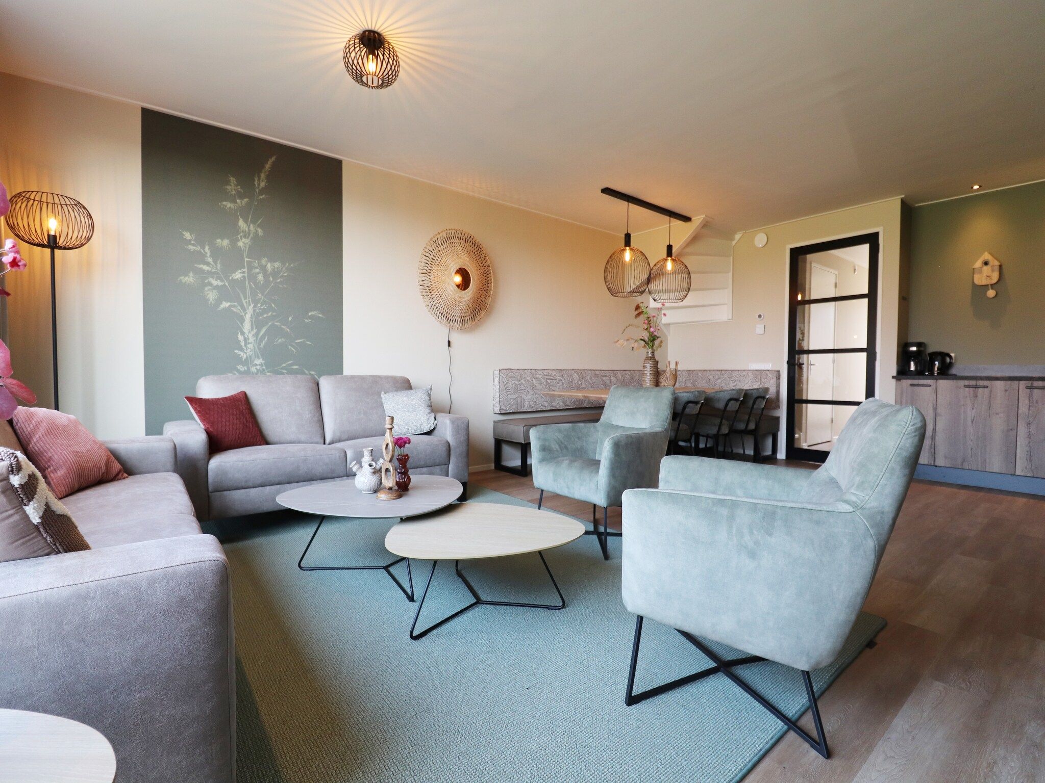 De woonkamer van Moderne villa op het Friese platteland in leons