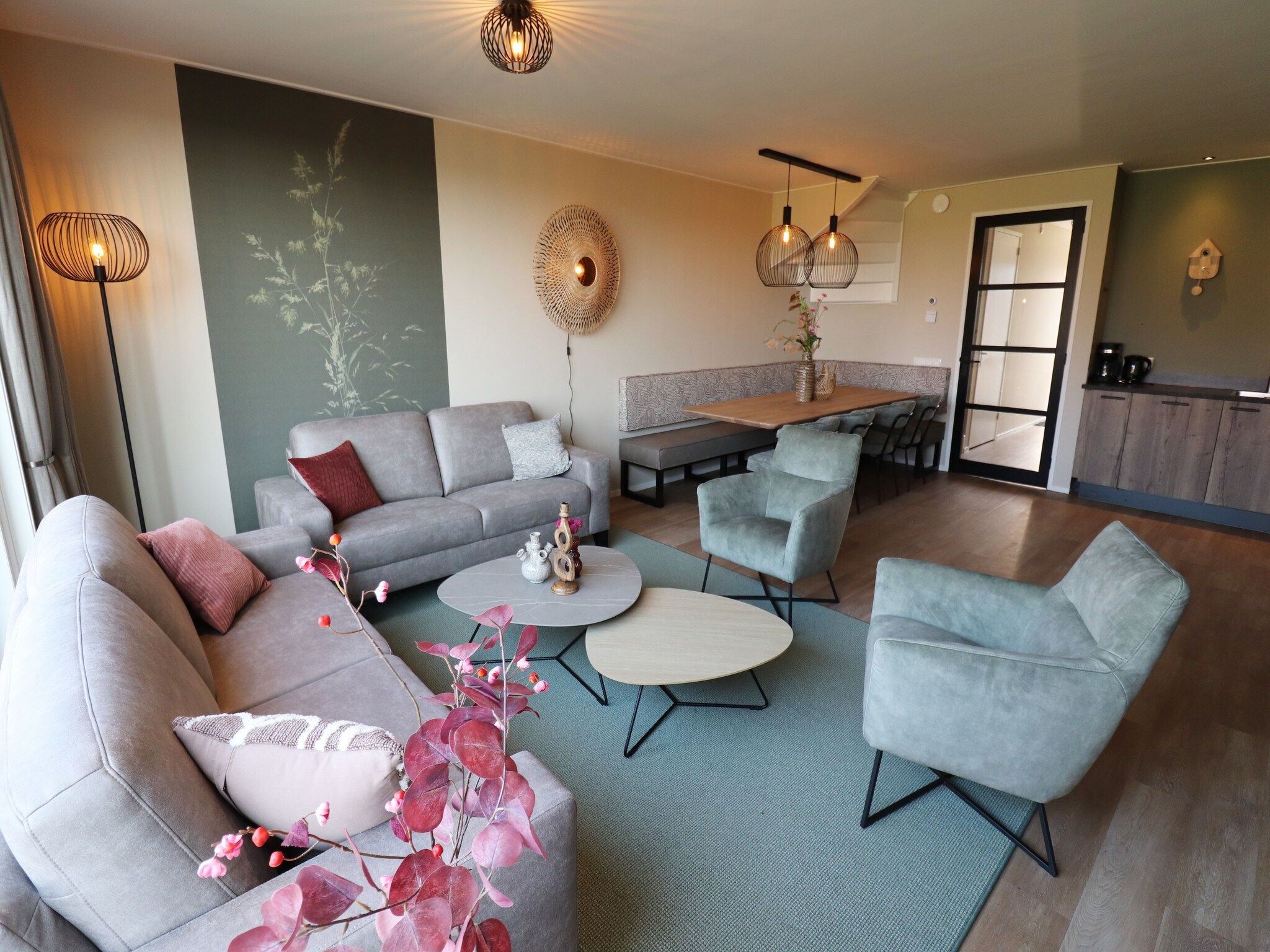 De woonkamer van Moderne villa op het Friese platteland in leons