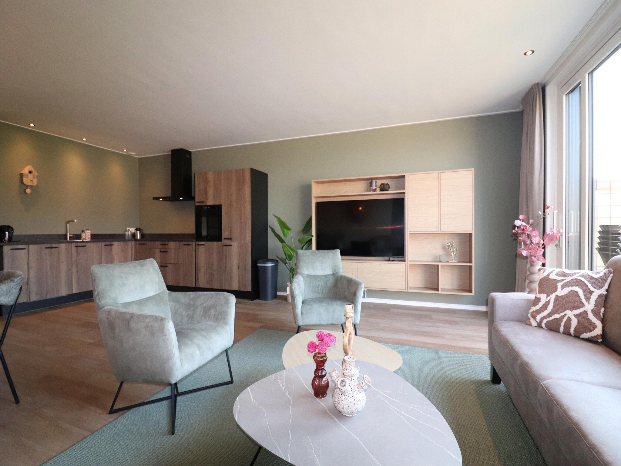 De woonkamer van Moderne villa op het Friese platteland in leons
