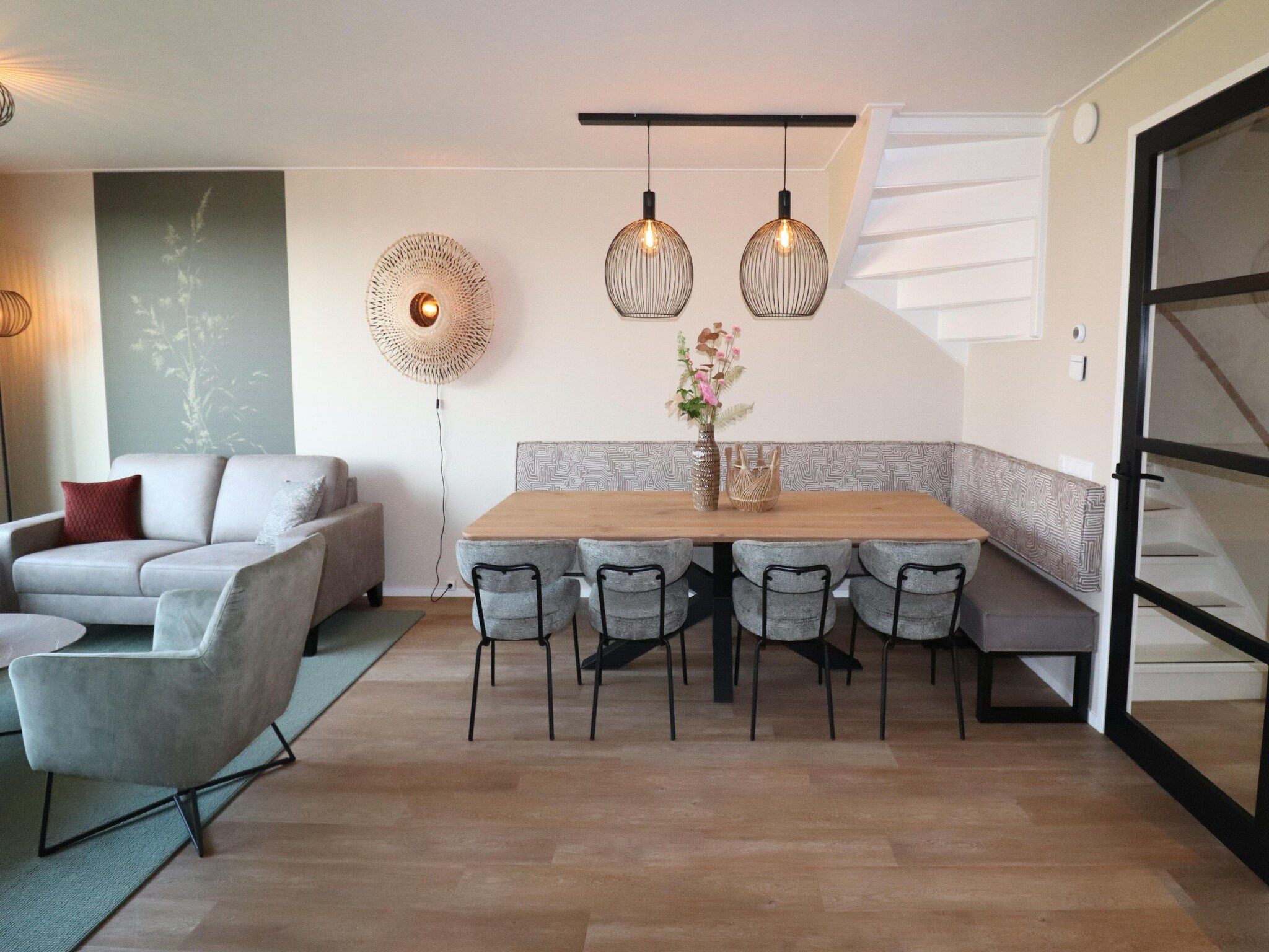 De eetkamer van Moderne villa op het Friese platteland in leons
