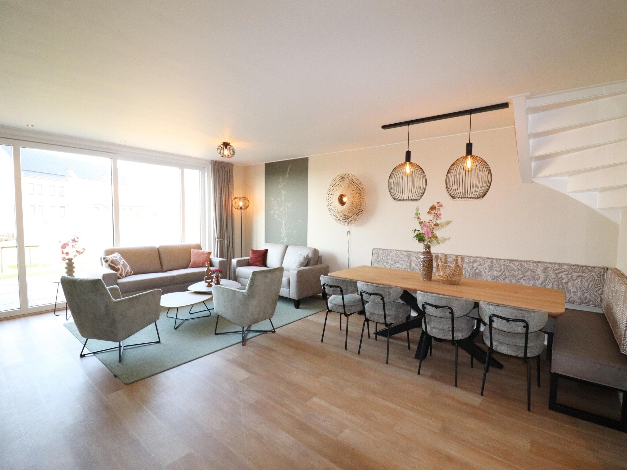 De woonkamer van Moderne villa op het Friese platteland in leons
