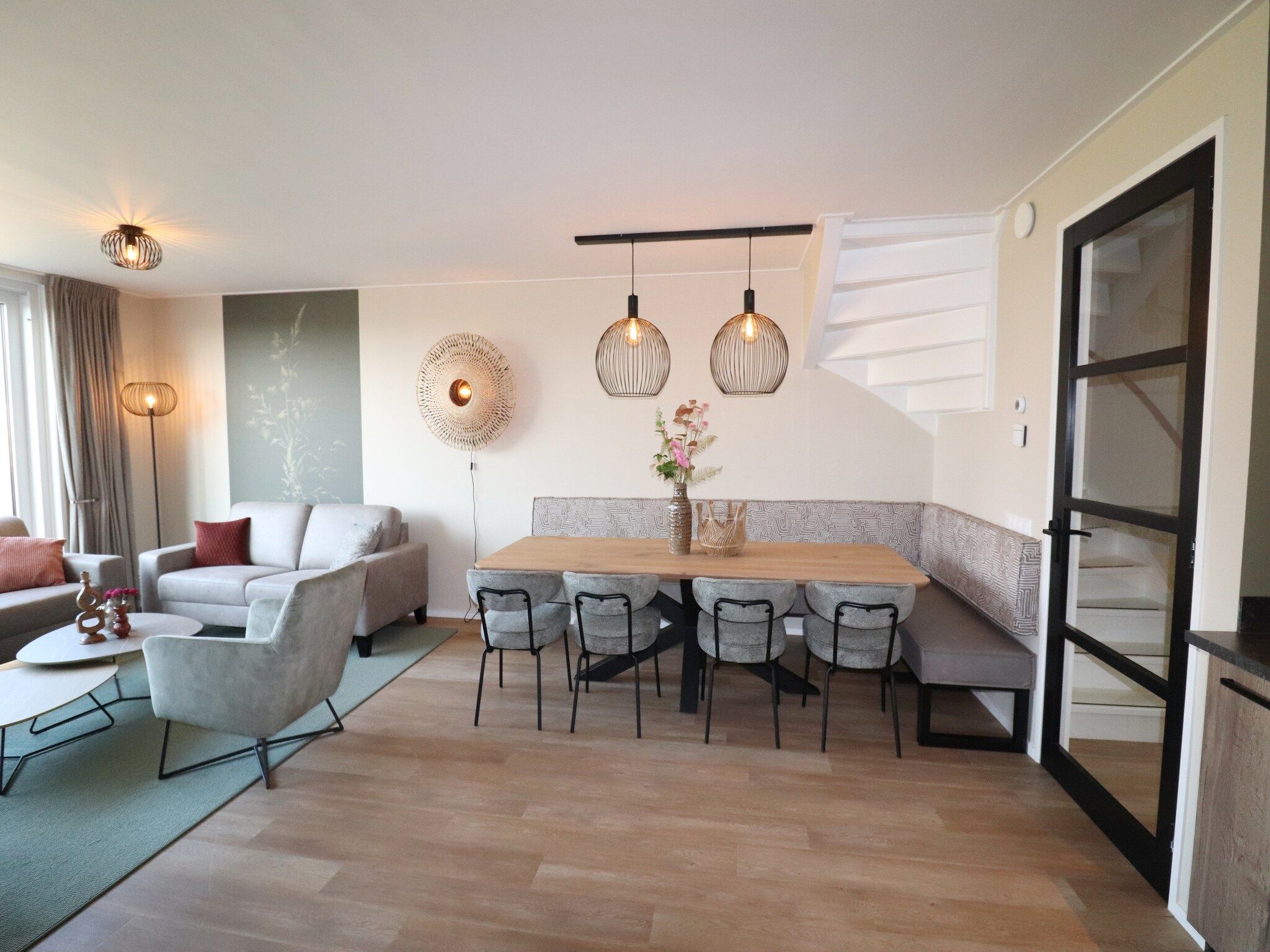 De eetkamer van Moderne villa op het Friese platteland in leons