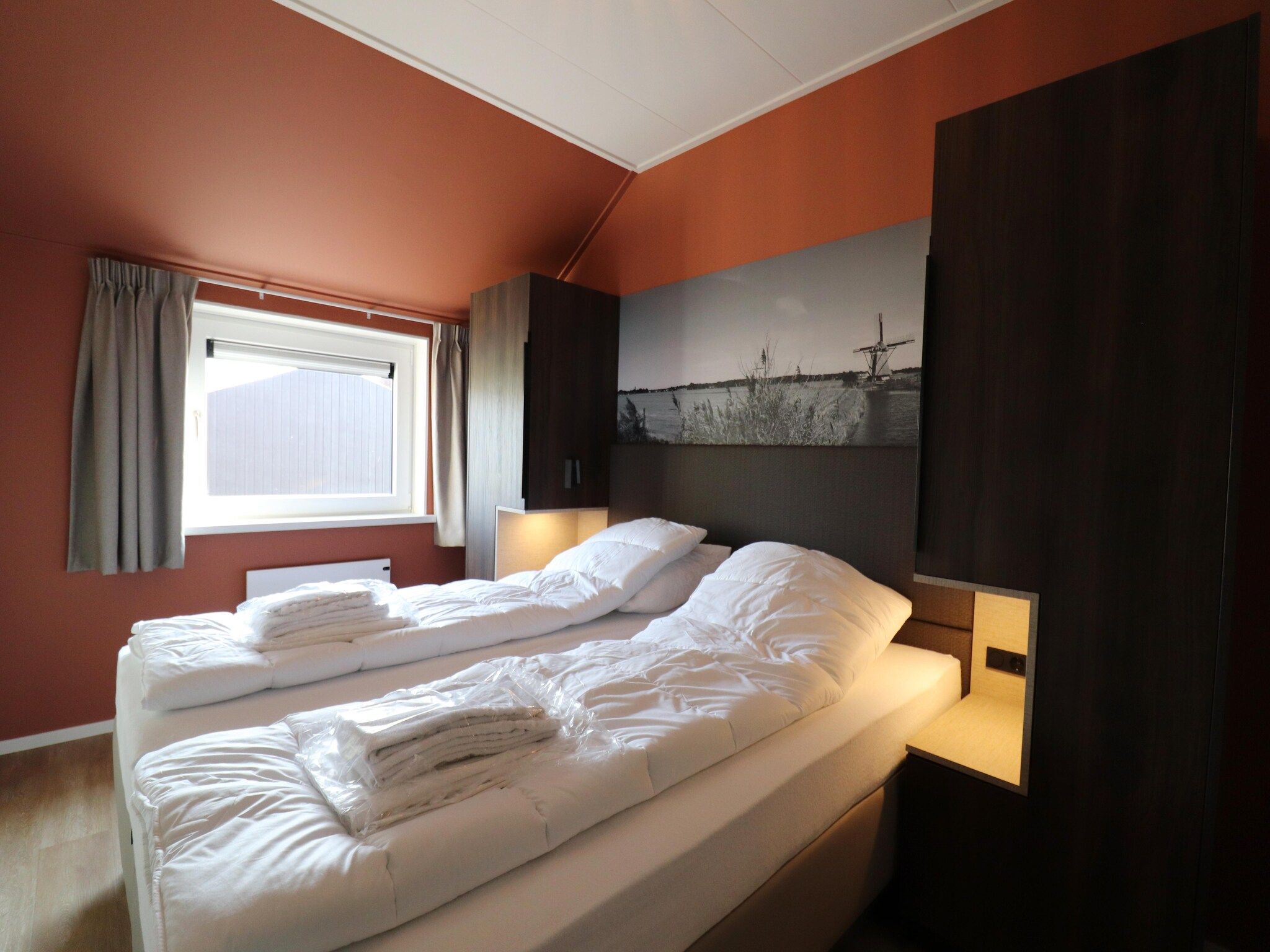 Een slaapkamer van Moderne villa op het Friese platteland in leons