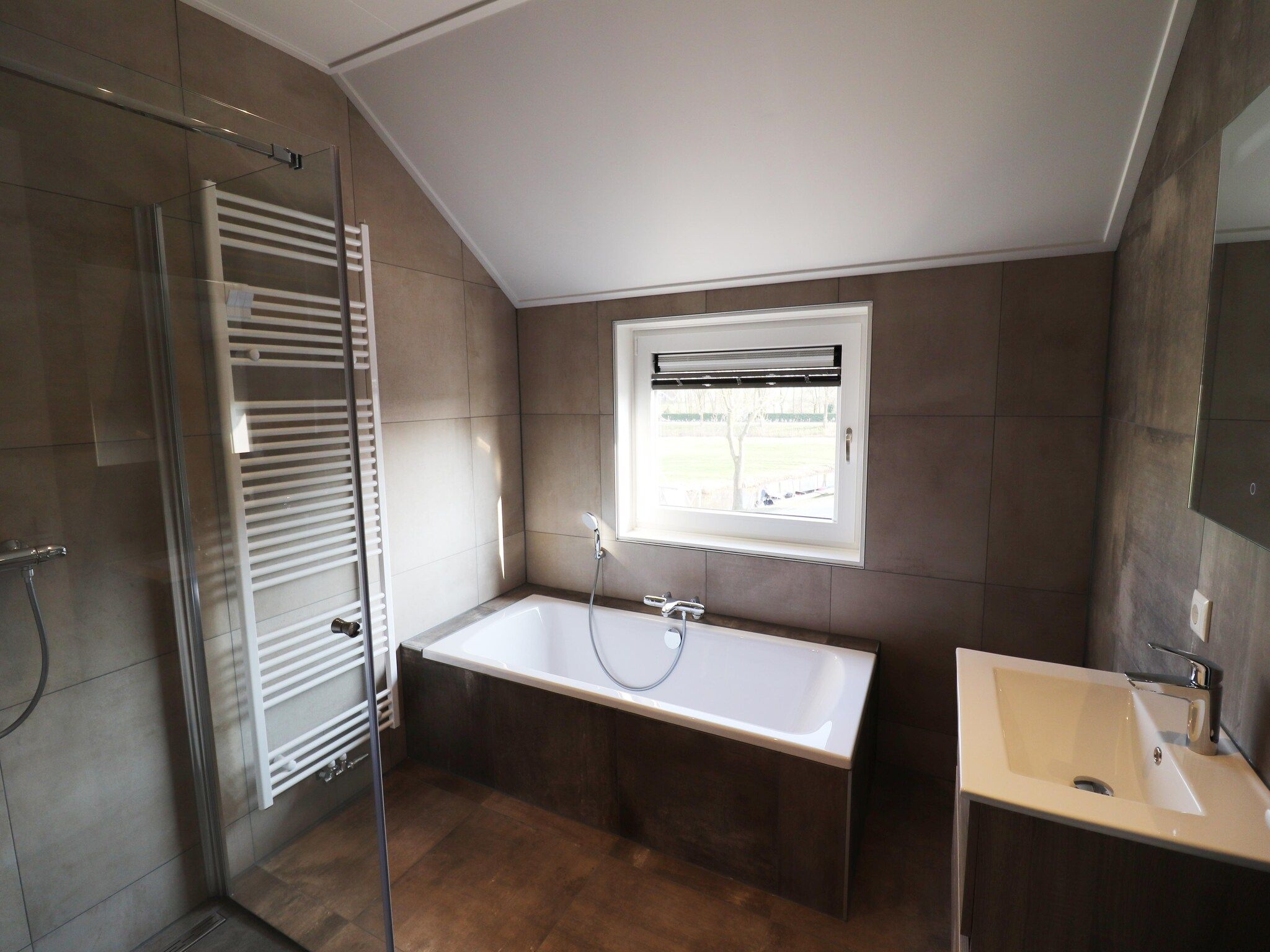 De badkamer van Moderne villa op het Friese platteland in leons