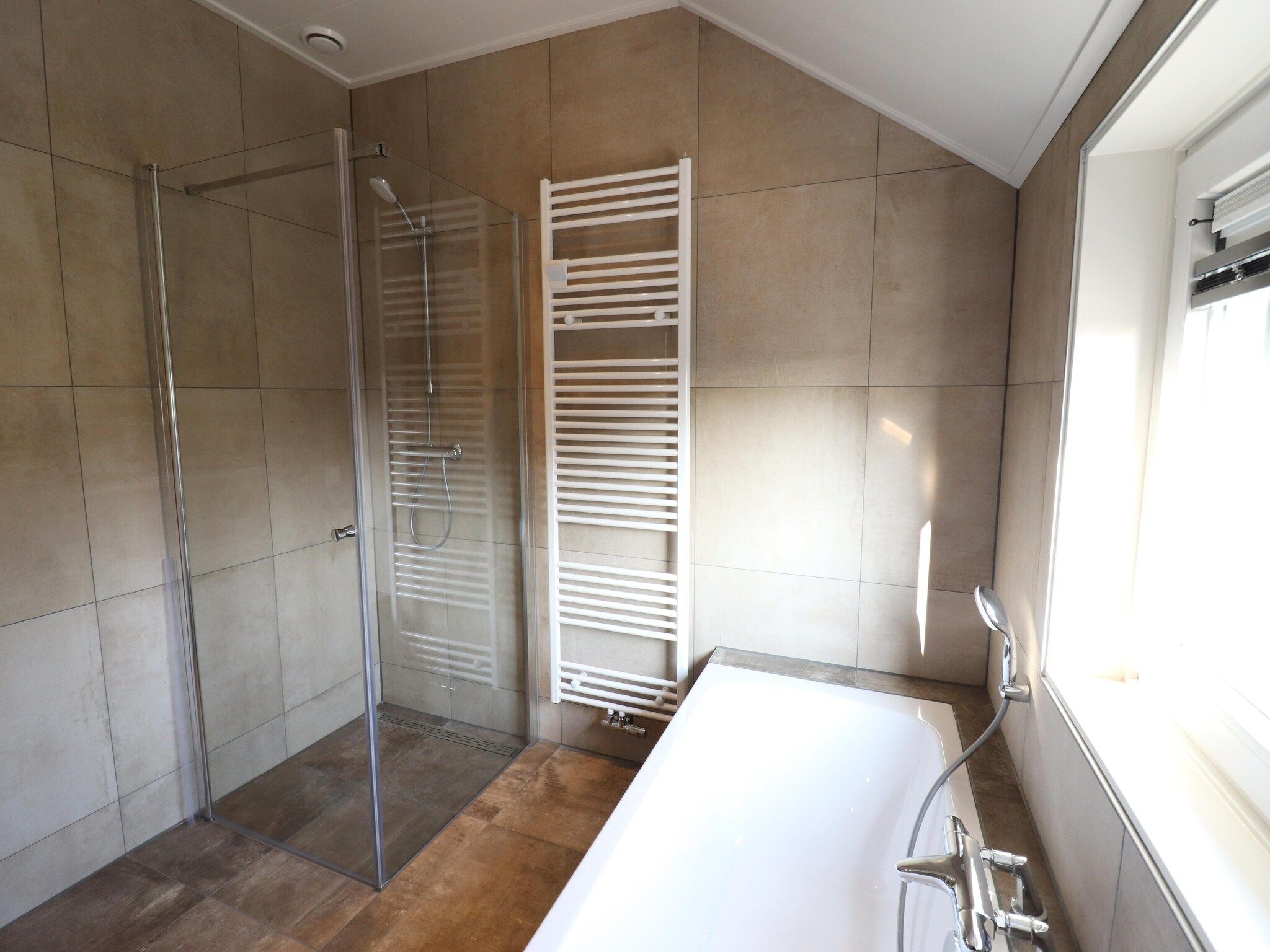 De badkamer van Moderne villa op het Friese platteland in leons