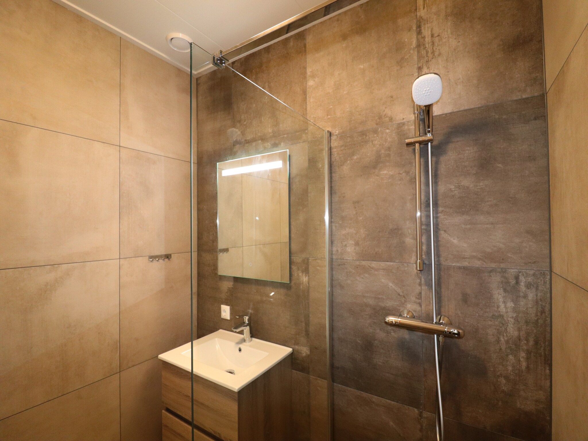De badkamer van Moderne villa op het Friese platteland in leons