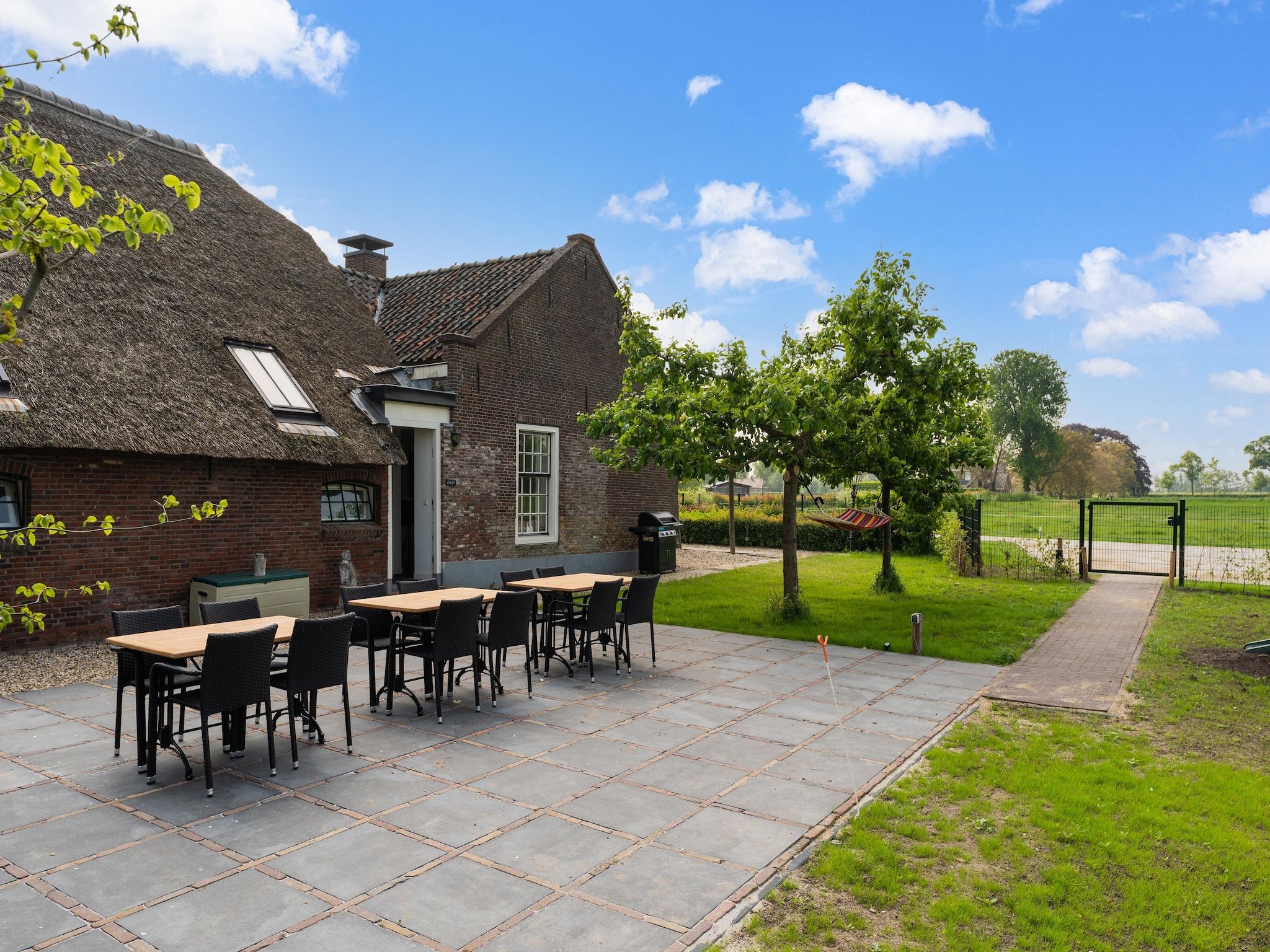Het terras van The New Barn in Montfoort