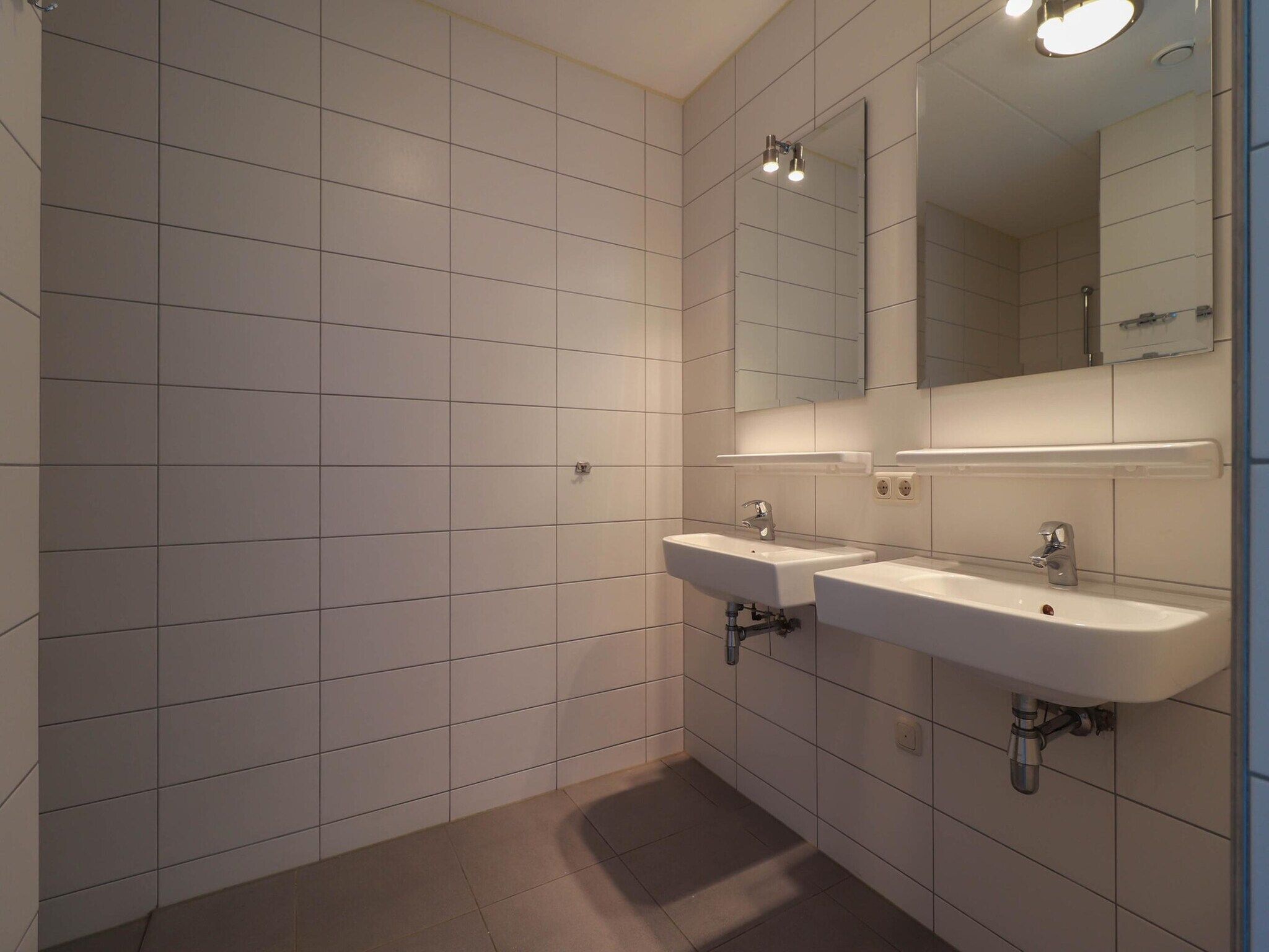 De badkamer van Beach Villa XL with Outdoor spa – 12 persons in Makkum