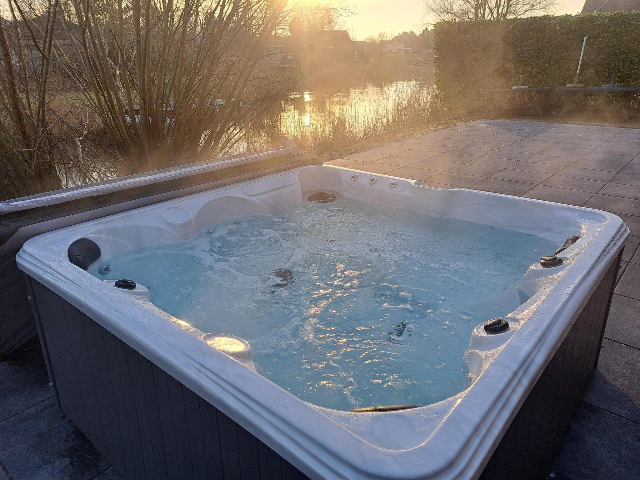 Wellness bij Beach Villa XL with Outdoor spa – 12 persons in Makkum