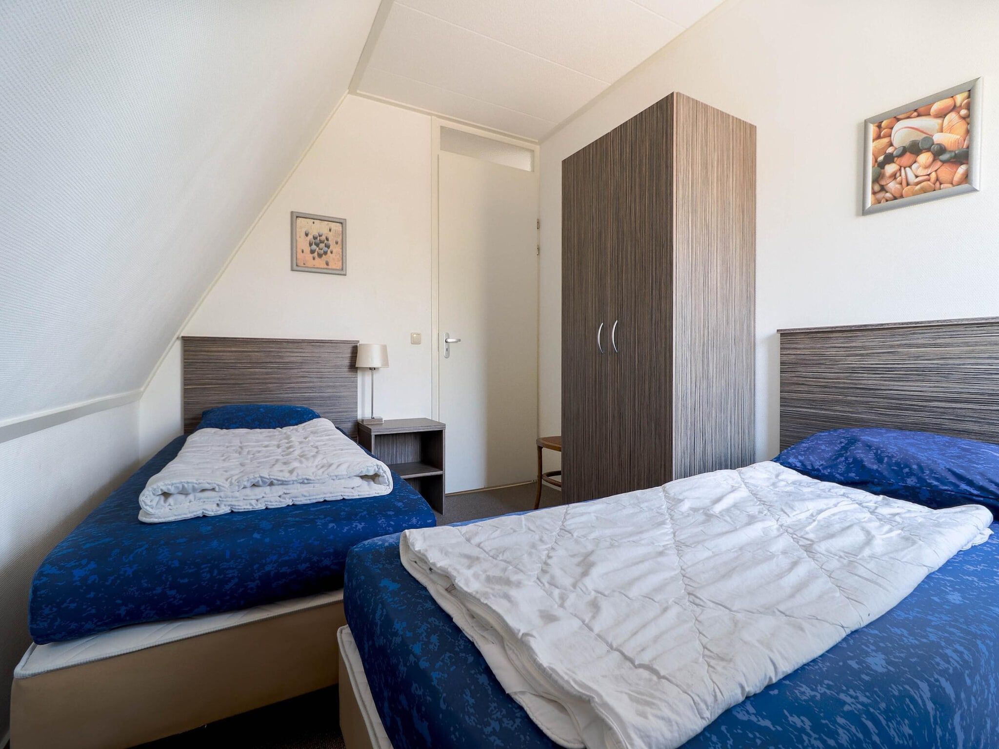 Een slaapkamer van Beach Villa XL with Outdoor spa – 12 persons in Makkum