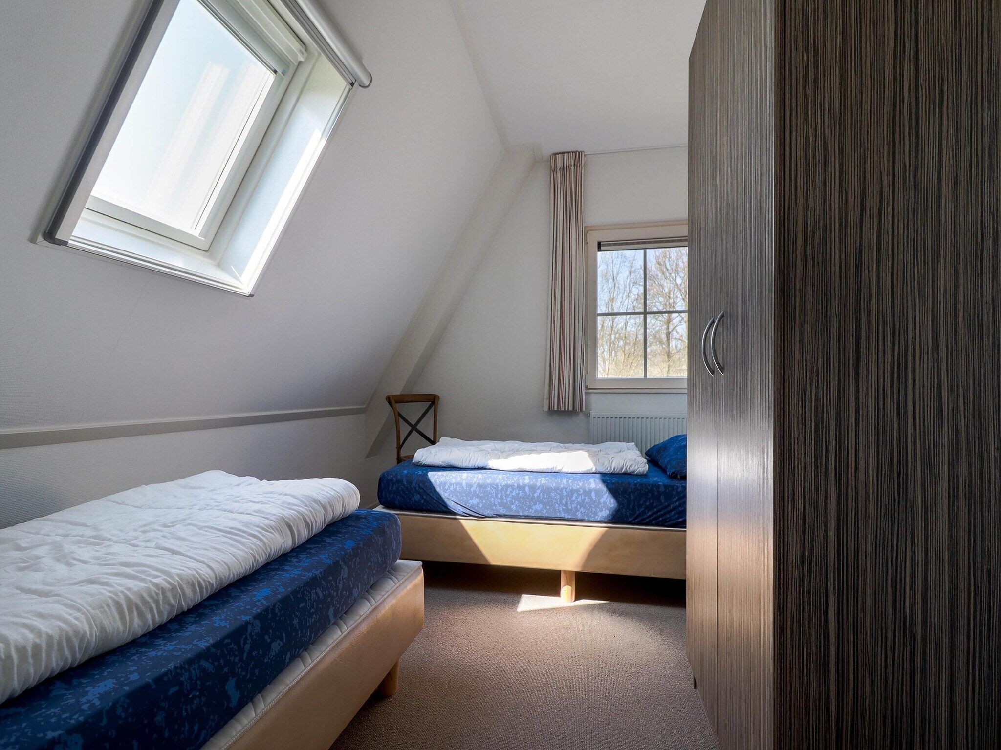 Een slaapkamer van Beach Villa XL with Outdoor spa – 12 persons in Makkum