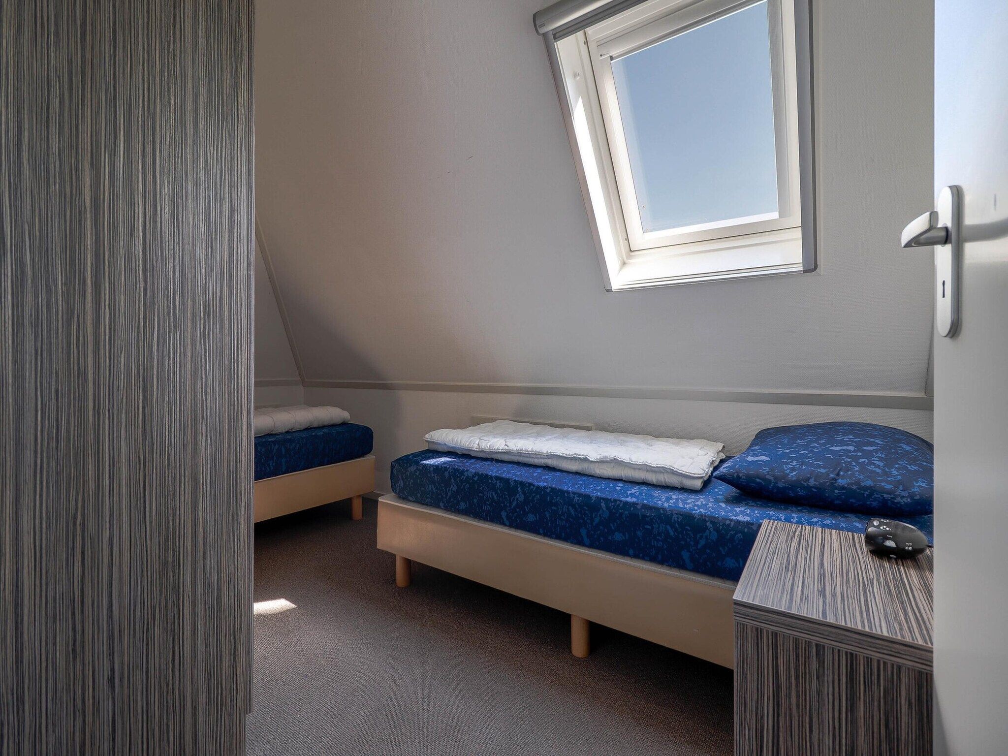 Een slaapkamer van Beach Villa XL with Outdoor spa – 12 persons in Makkum