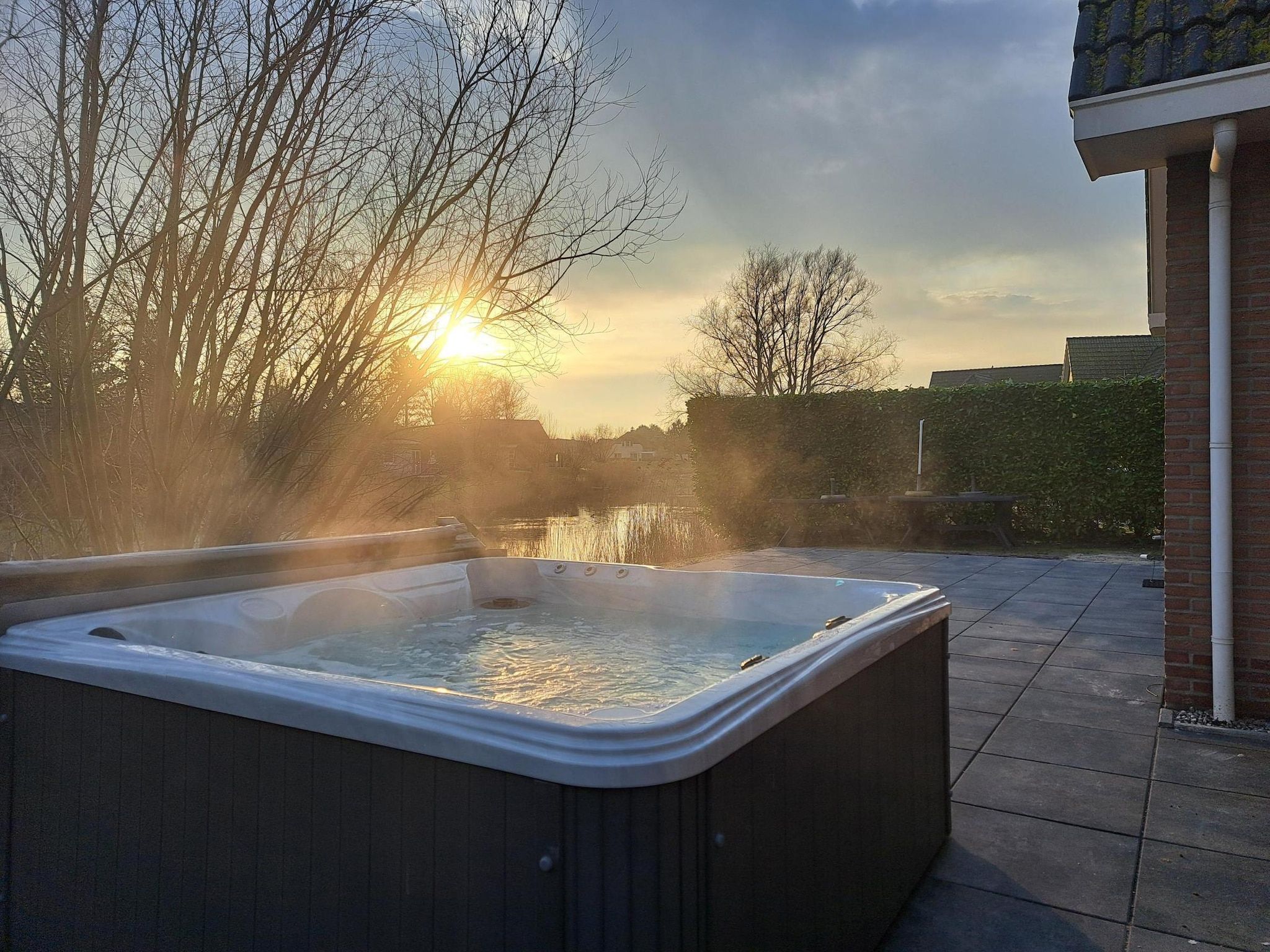 Wellness bij Beach Villa XL with Outdoor spa – 12 persons in Makkum