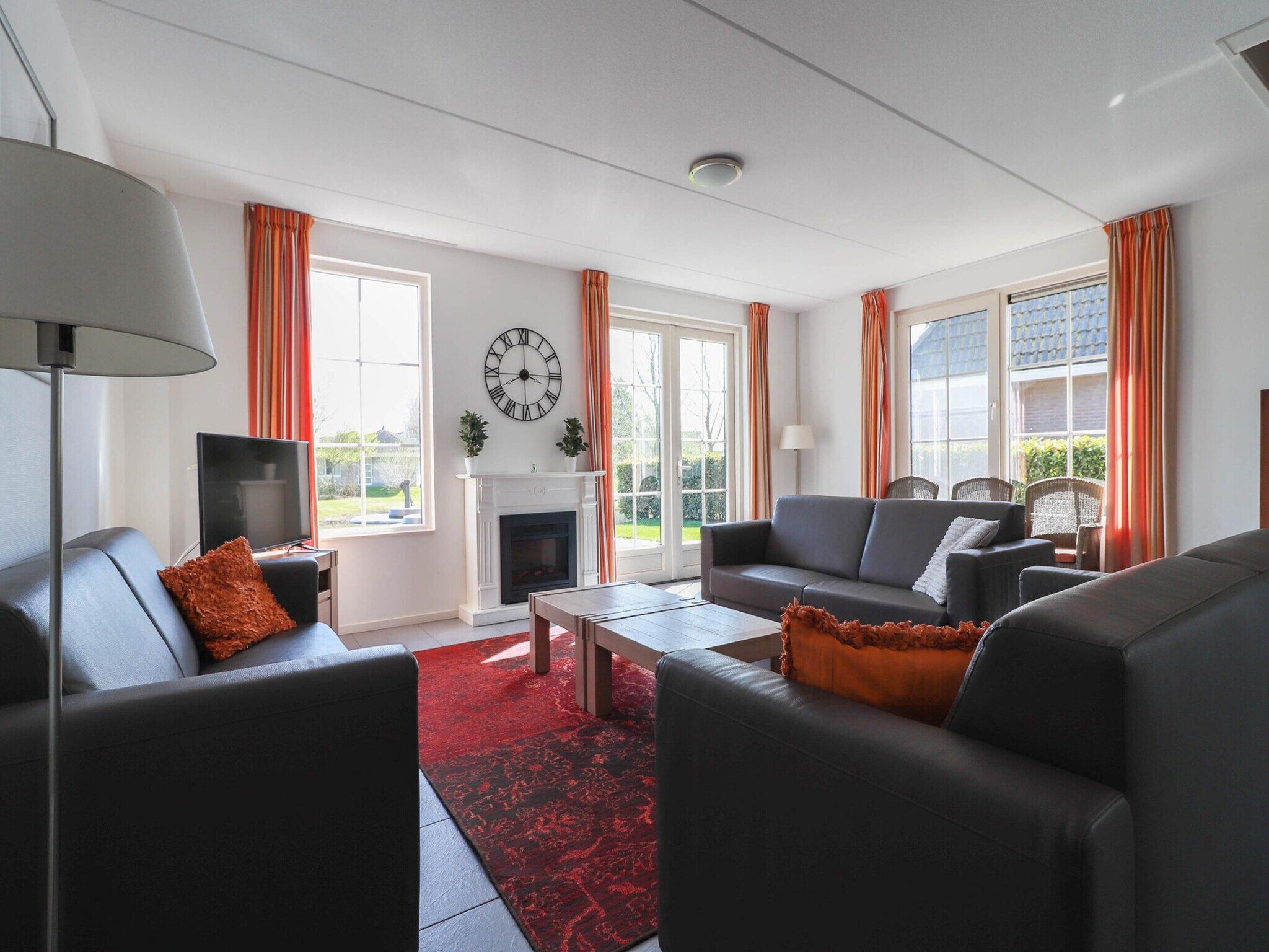 De woonkamer van Beach Villa XL with Outdoor spa – 12 persons in Makkum