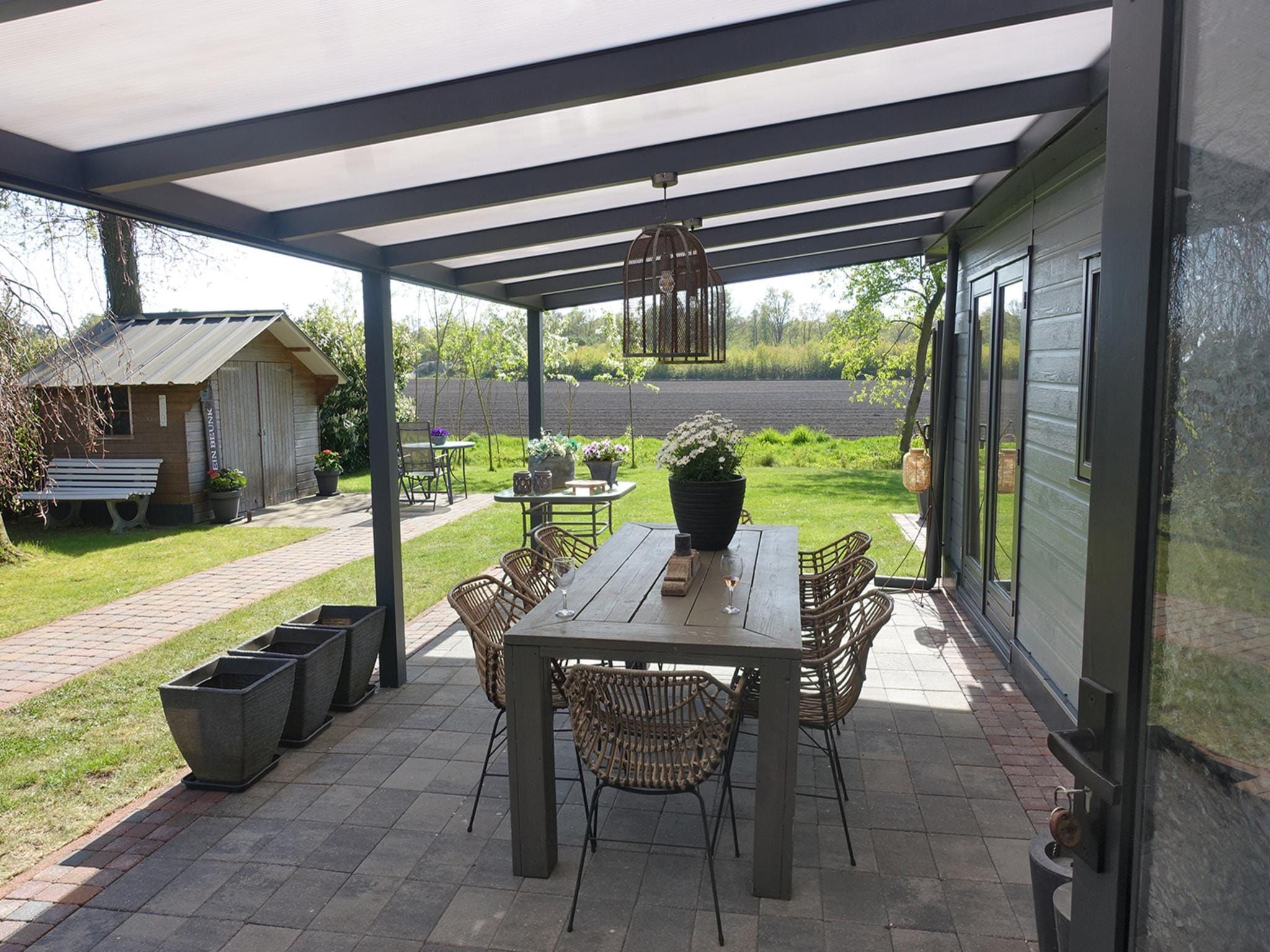 Het terras van Vechtdalchalet de Wilg in Rheezerveen