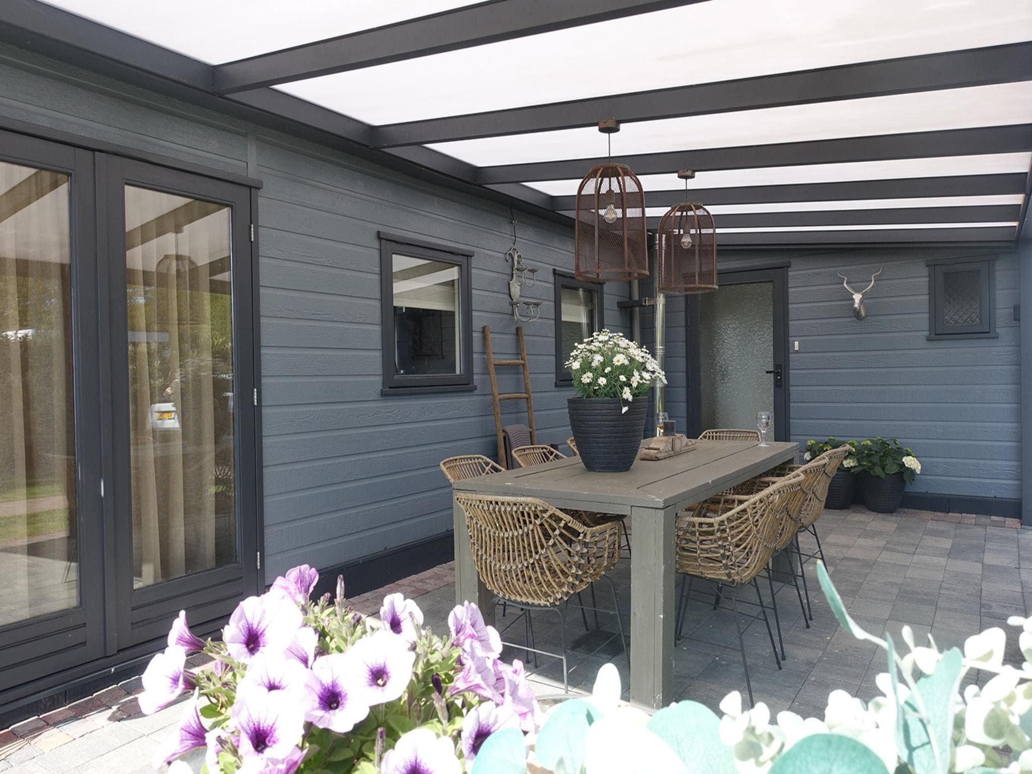 Het terras van Vechtdalchalet de Wilg in Rheezerveen
