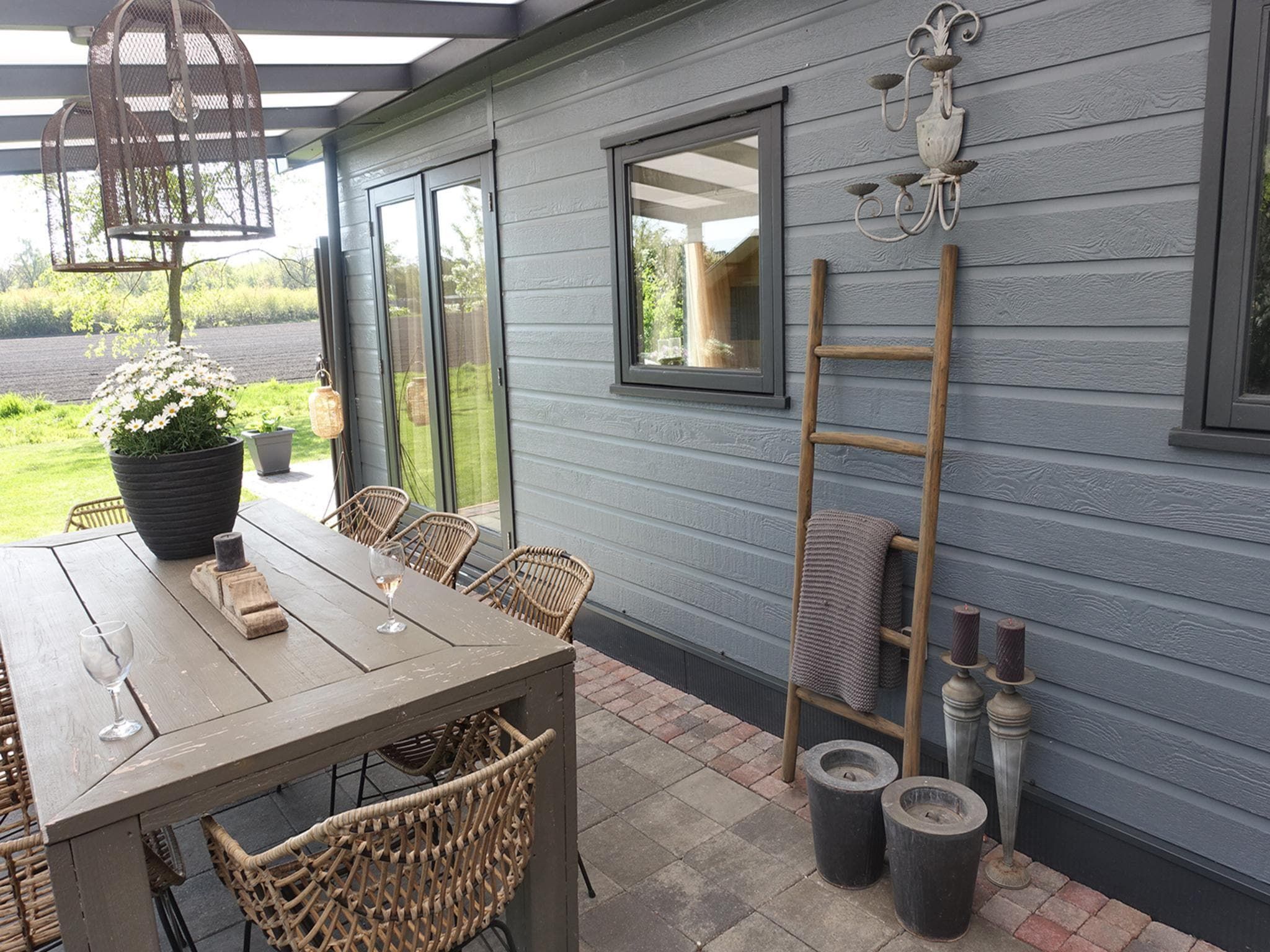 Het terras van Vechtdalchalet de Wilg in Rheezerveen