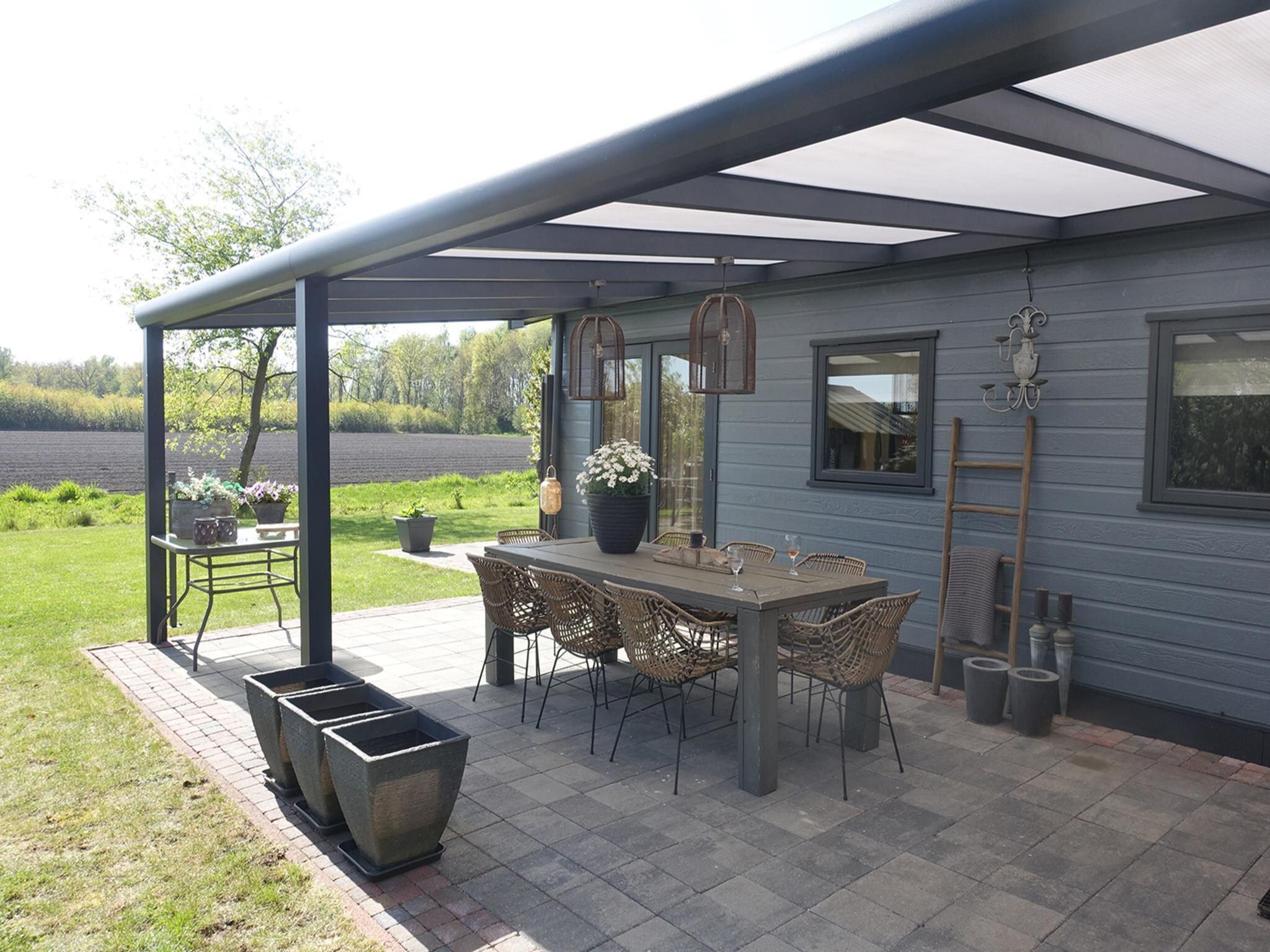 De buitenkant van Vechtdalchalet de Wilg in Rheezerveen