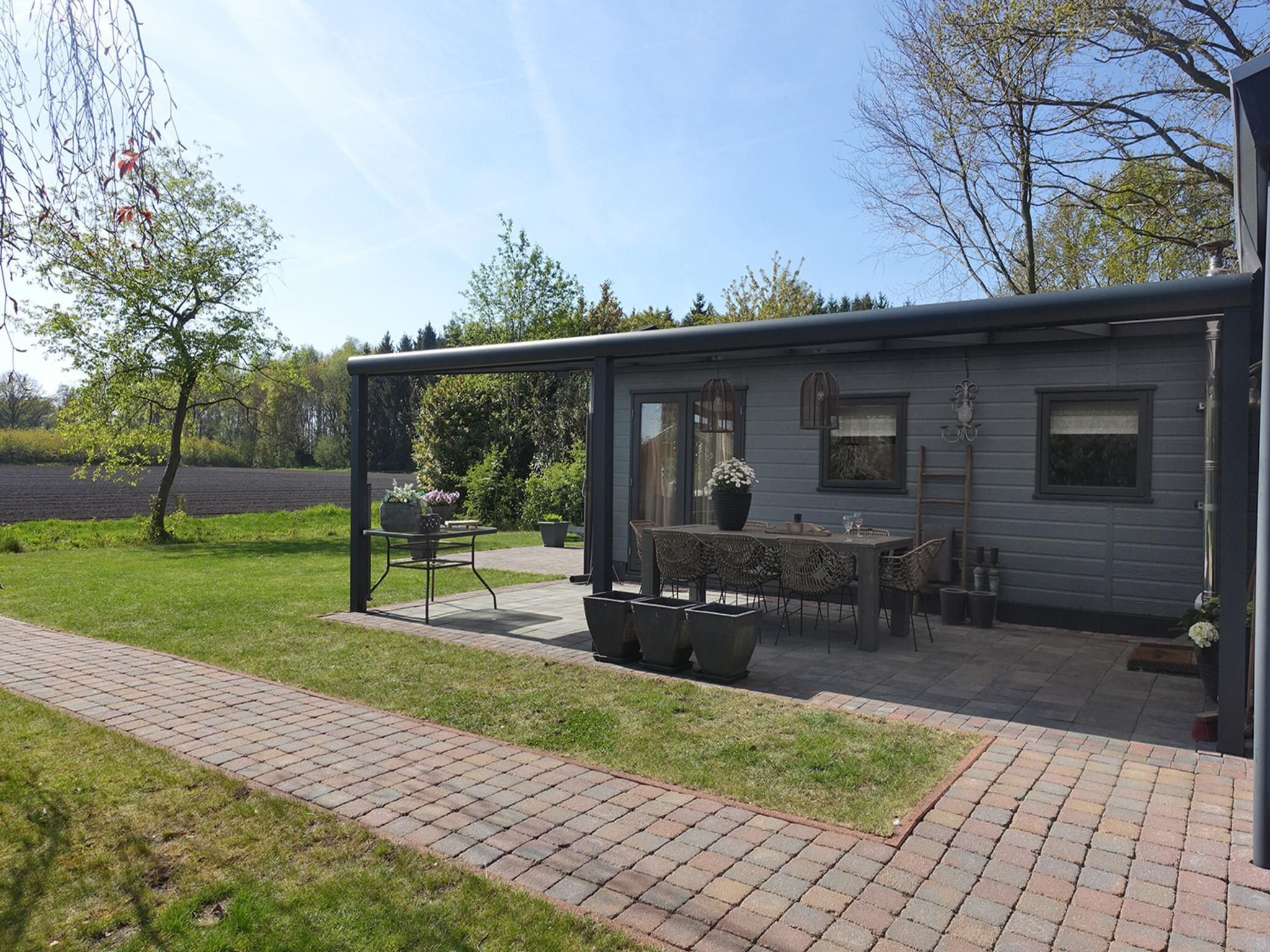 De buitenkant van Vechtdalchalet de Wilg in Rheezerveen