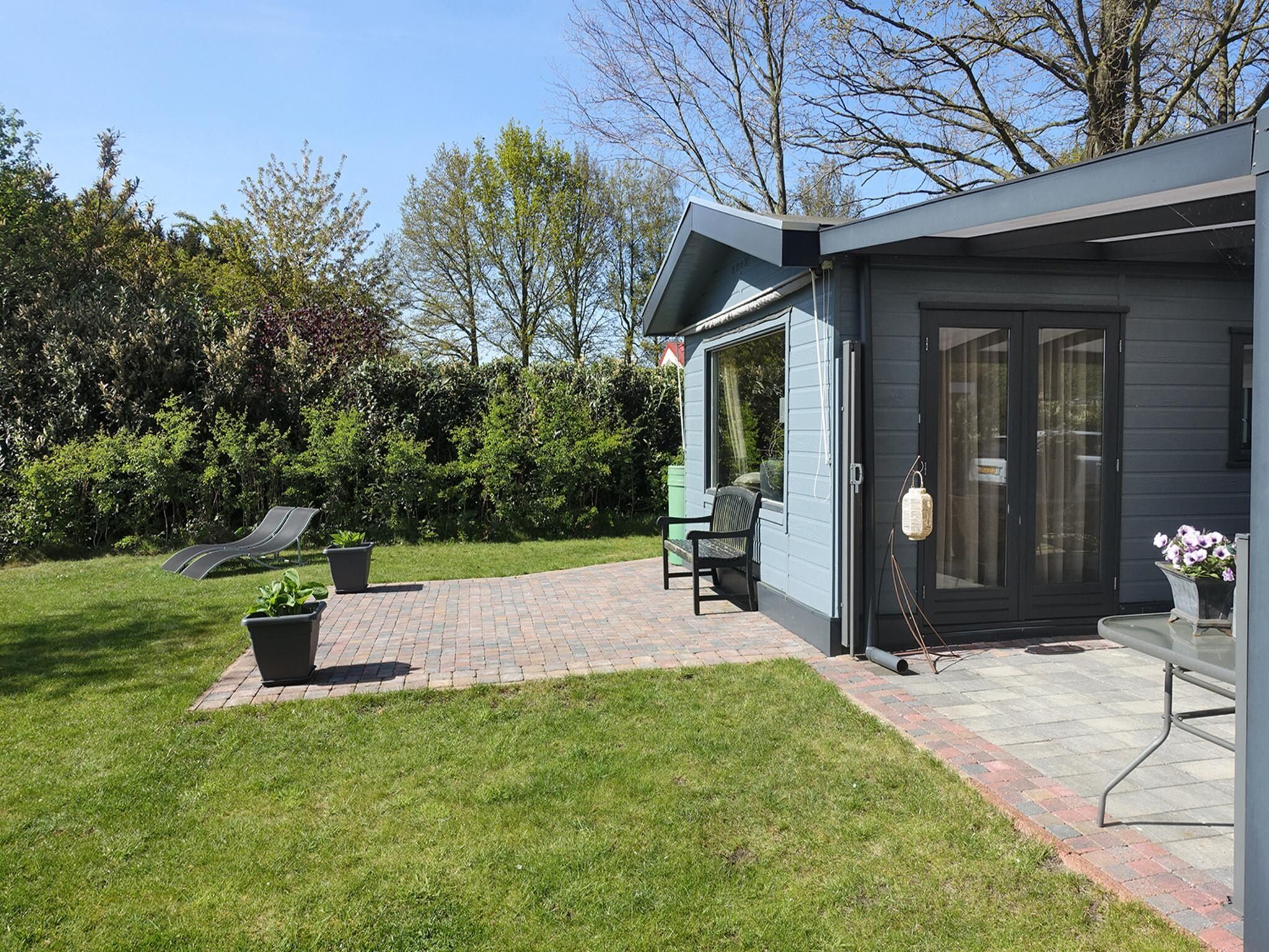 De tuin van Vechtdalchalet de Wilg in Rheezerveen