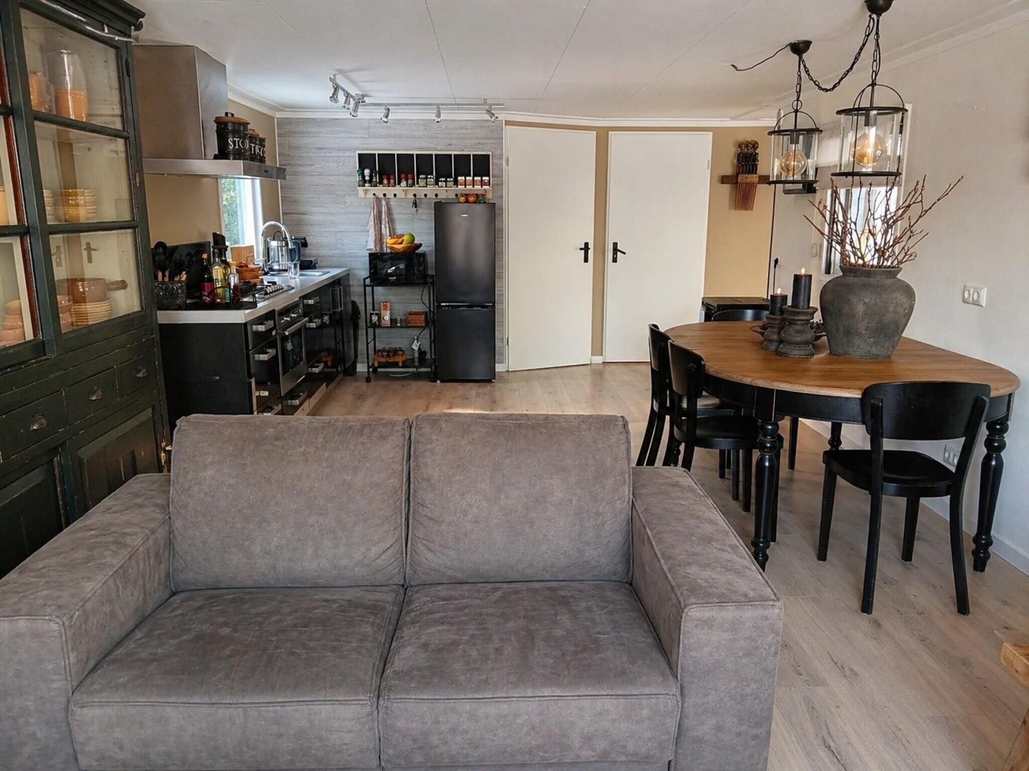 De woonkamer van Vechtdalchalet de Wilg in Rheezerveen