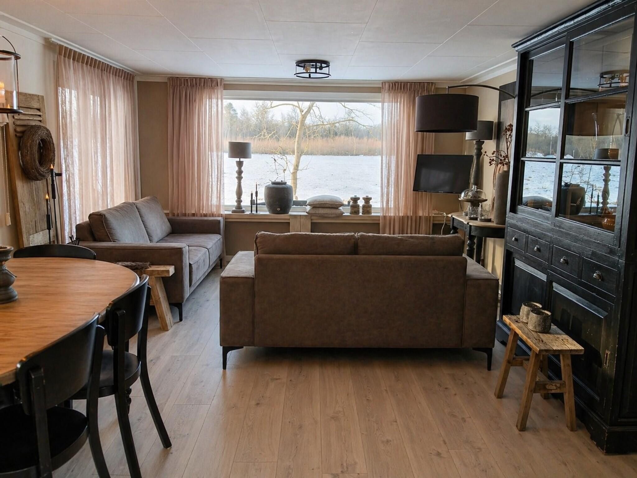 De woonkamer van Vechtdalchalet de Wilg in Rheezerveen