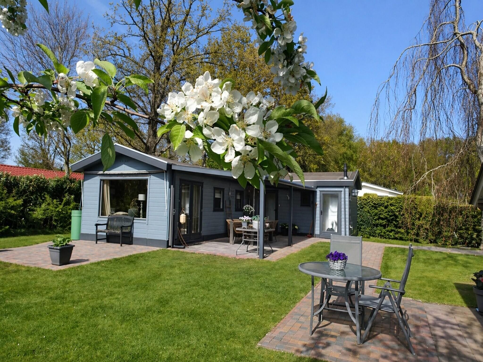 De buitenkant van Vechtdalchalet de Wilg in Rheezerveen