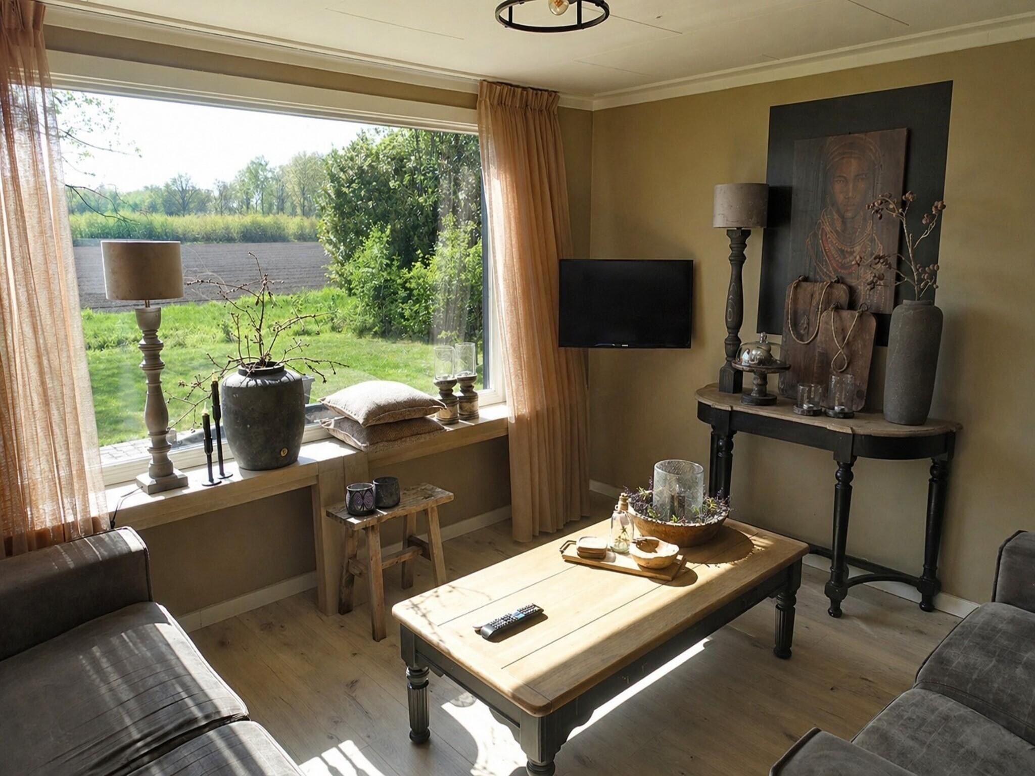 De woonkamer van Vechtdalchalet de Wilg in Rheezerveen