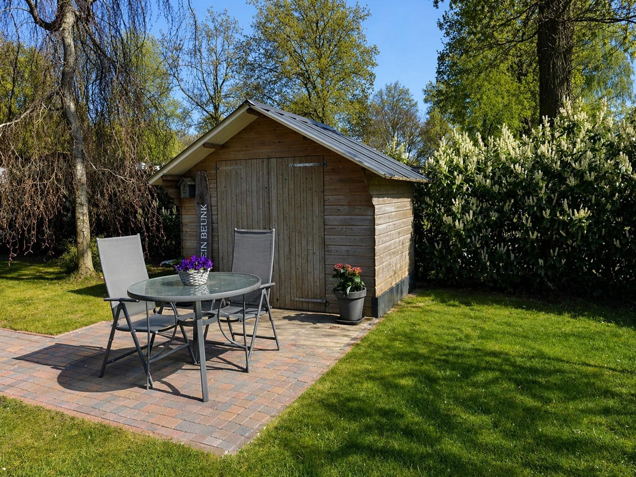 De tuin van Vechtdalchalet de Wilg in Rheezerveen