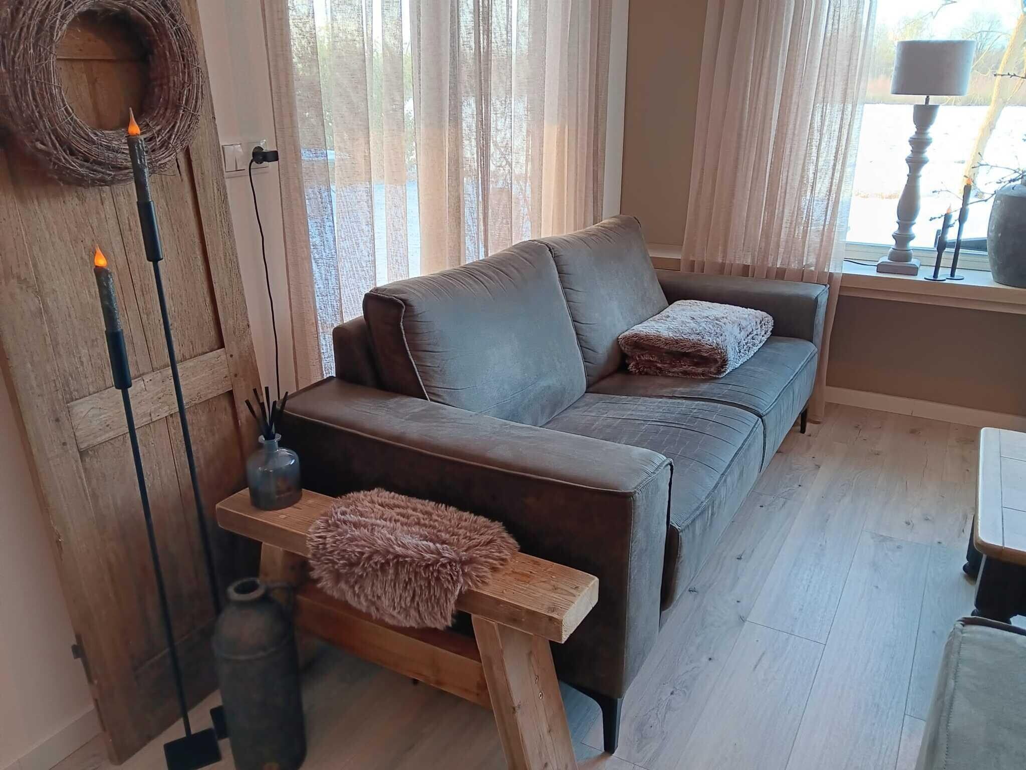 De woonkamer van Vechtdalchalet de Wilg in Rheezerveen