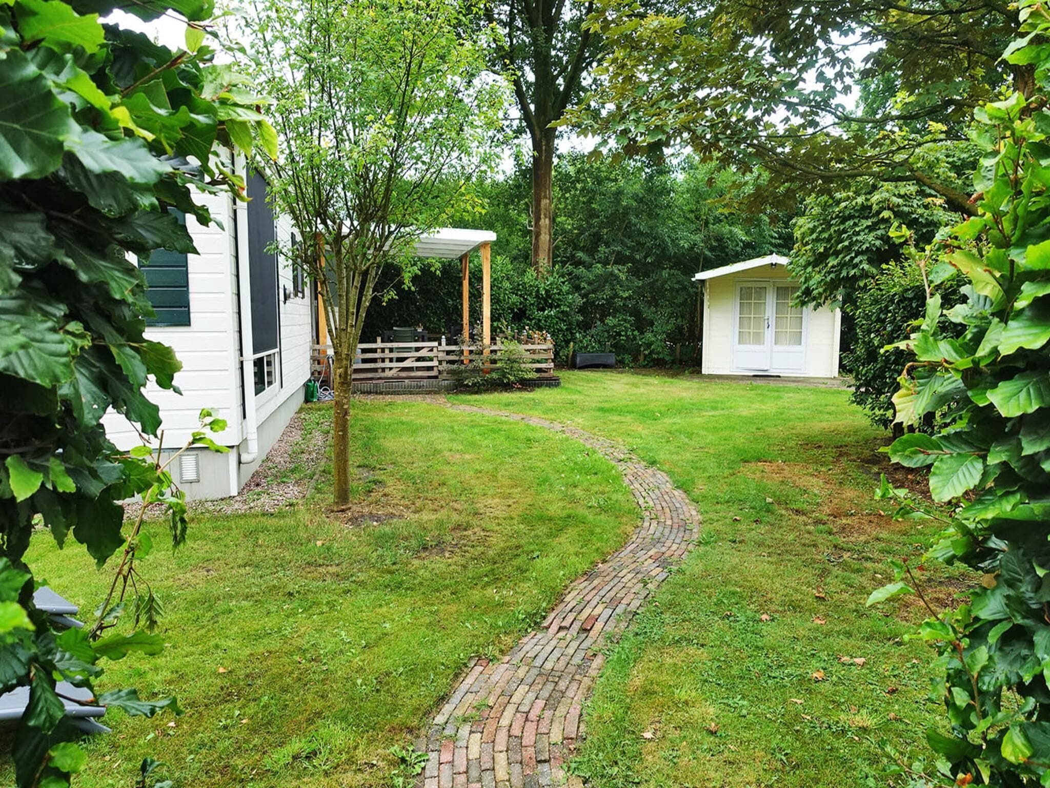 De tuin van Vechtdalchalet de Eik in Rheezerveen
