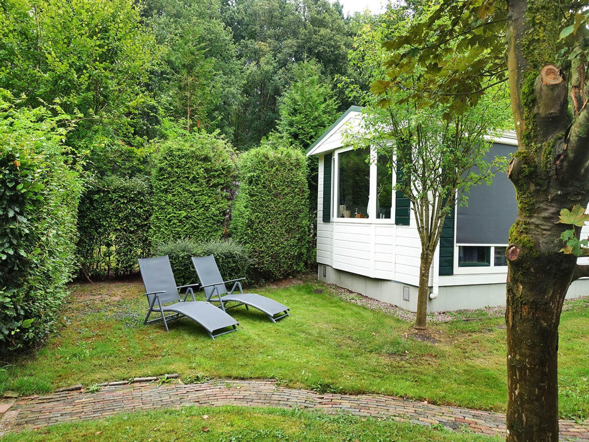 De tuin van Vechtdalchalet de Eik in Rheezerveen