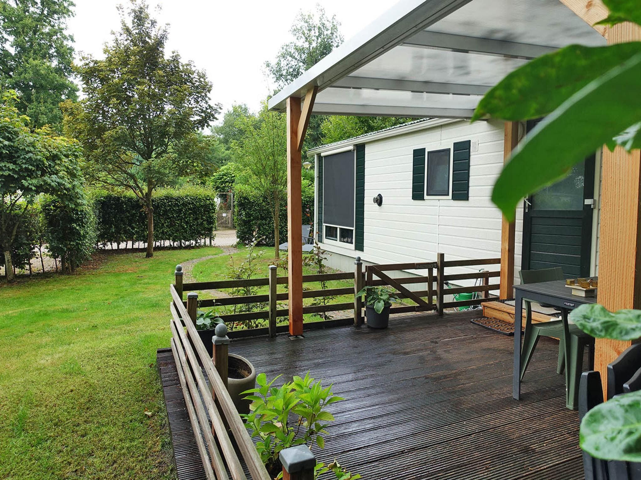 Het terras van Vechtdalchalet de Eik in Rheezerveen