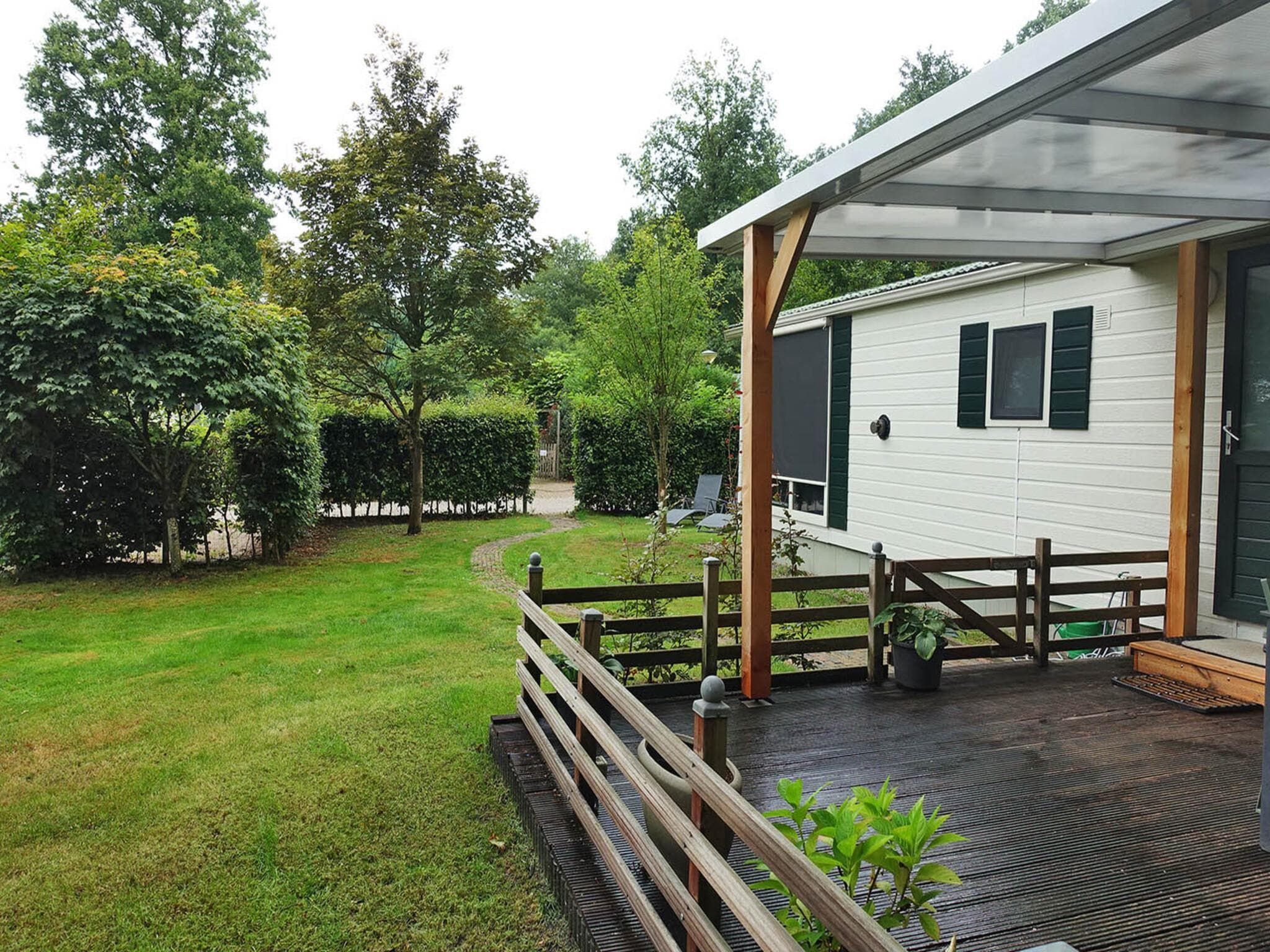 Het terras van Vechtdalchalet de Eik in Rheezerveen