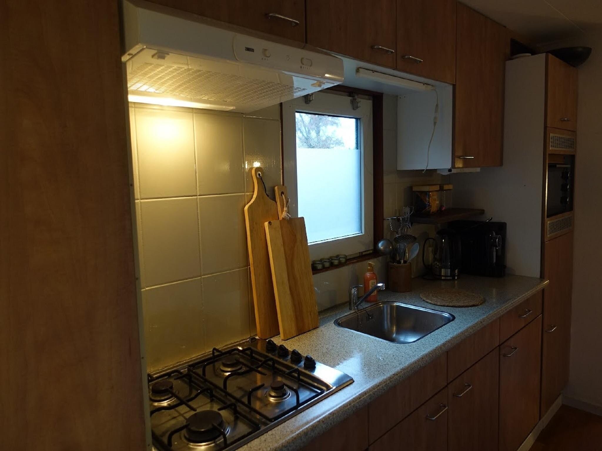 De keuken van Vechtdalchalet de Eik in Rheezerveen