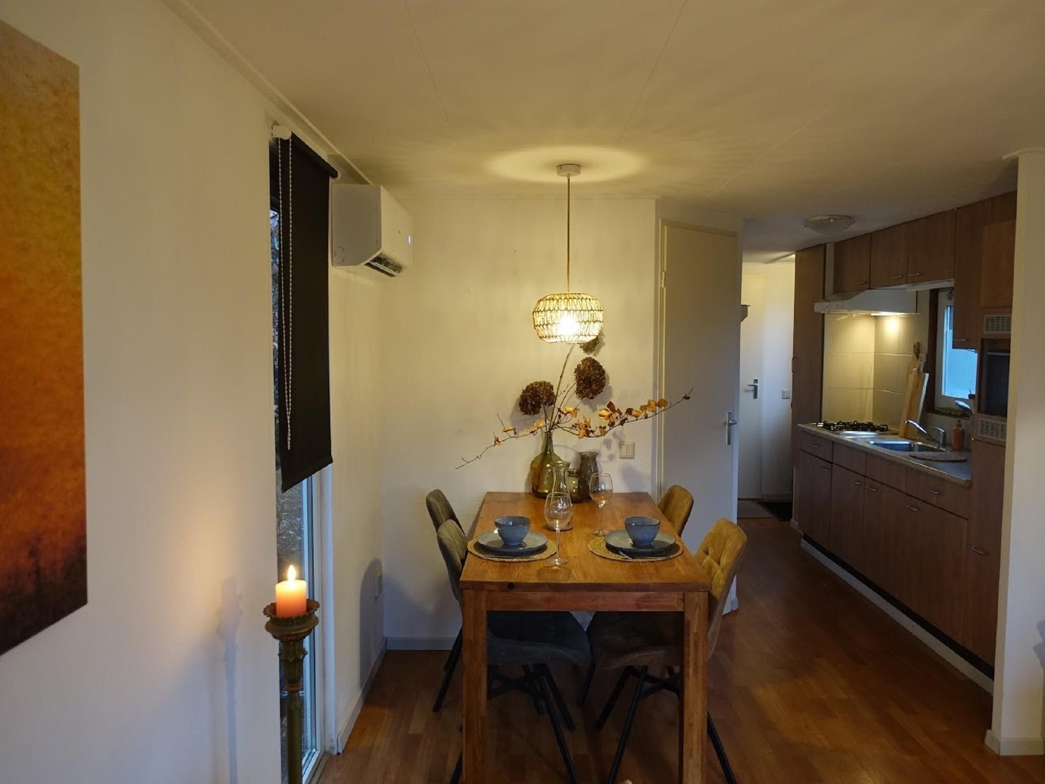 De eetkamer van Vechtdalchalet de Eik in Rheezerveen