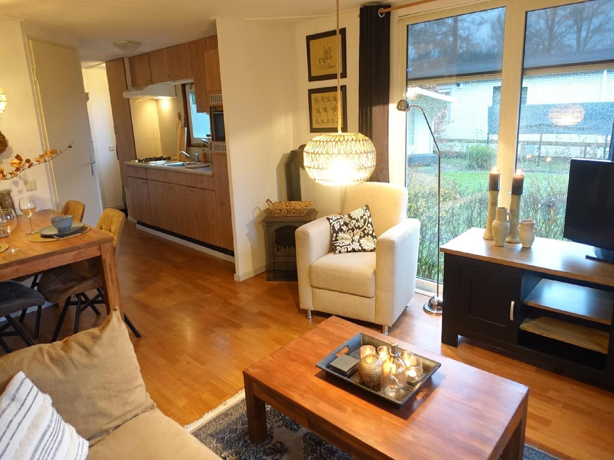 De woonkamer van Vechtdalchalet de Eik in Rheezerveen