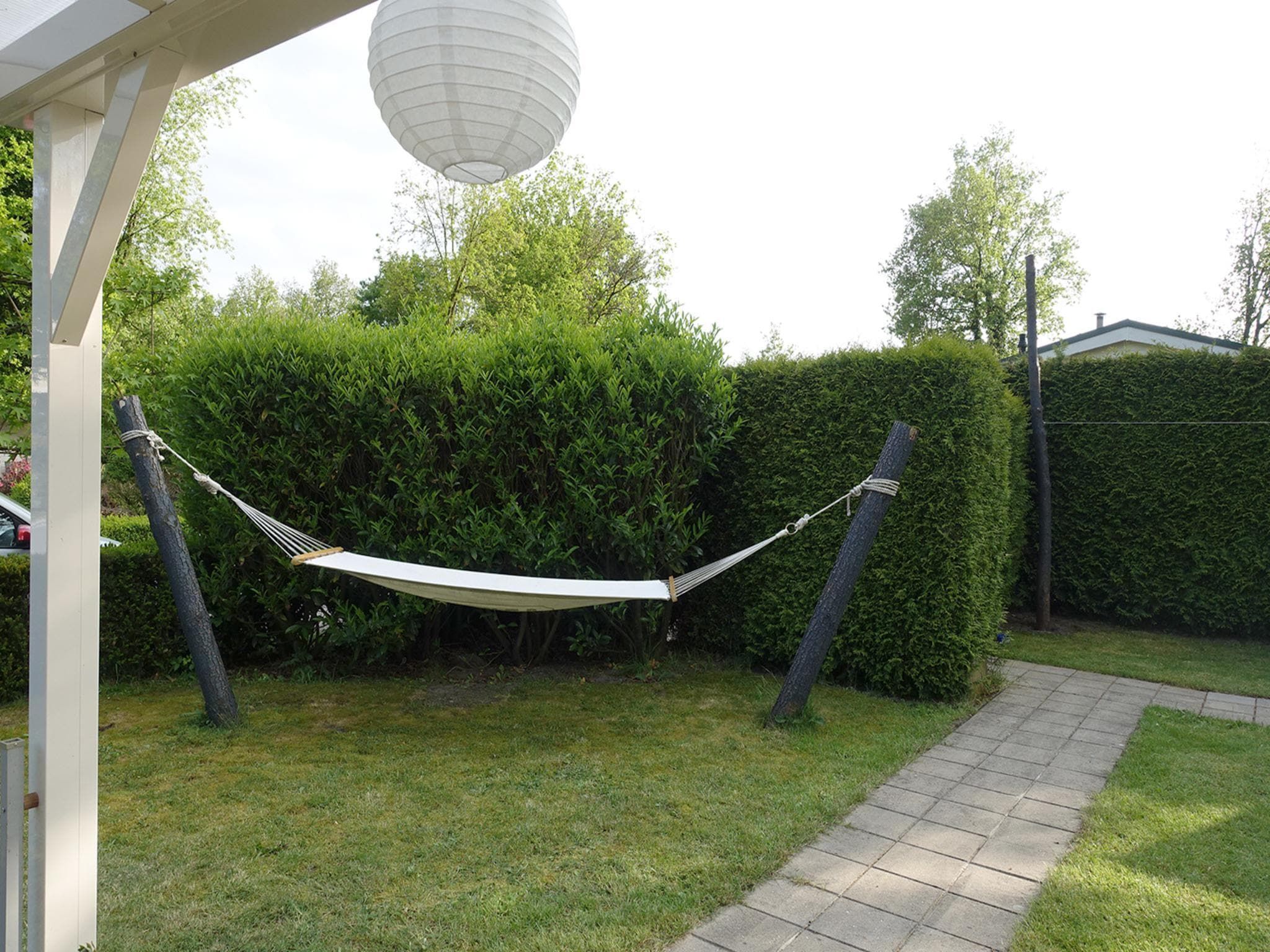 De tuin van Vechtdalchalet de Berk in Rheezerveen