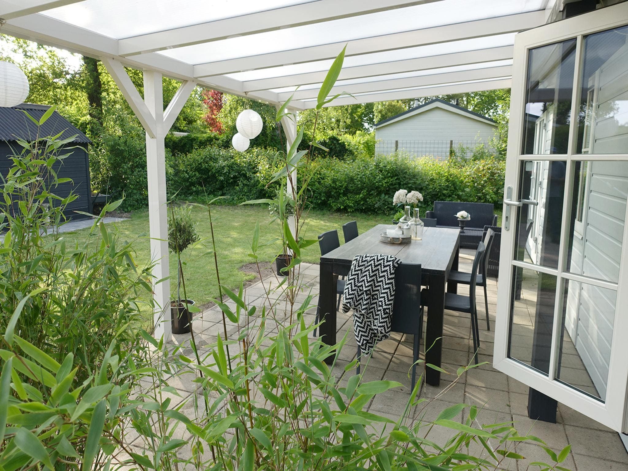 Het terras van Vechtdalchalet de Berk in Rheezerveen