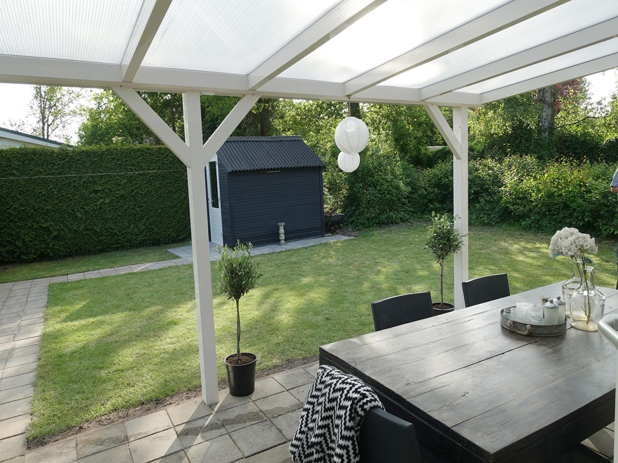 Het terras van Vechtdalchalet de Berk in Rheezerveen