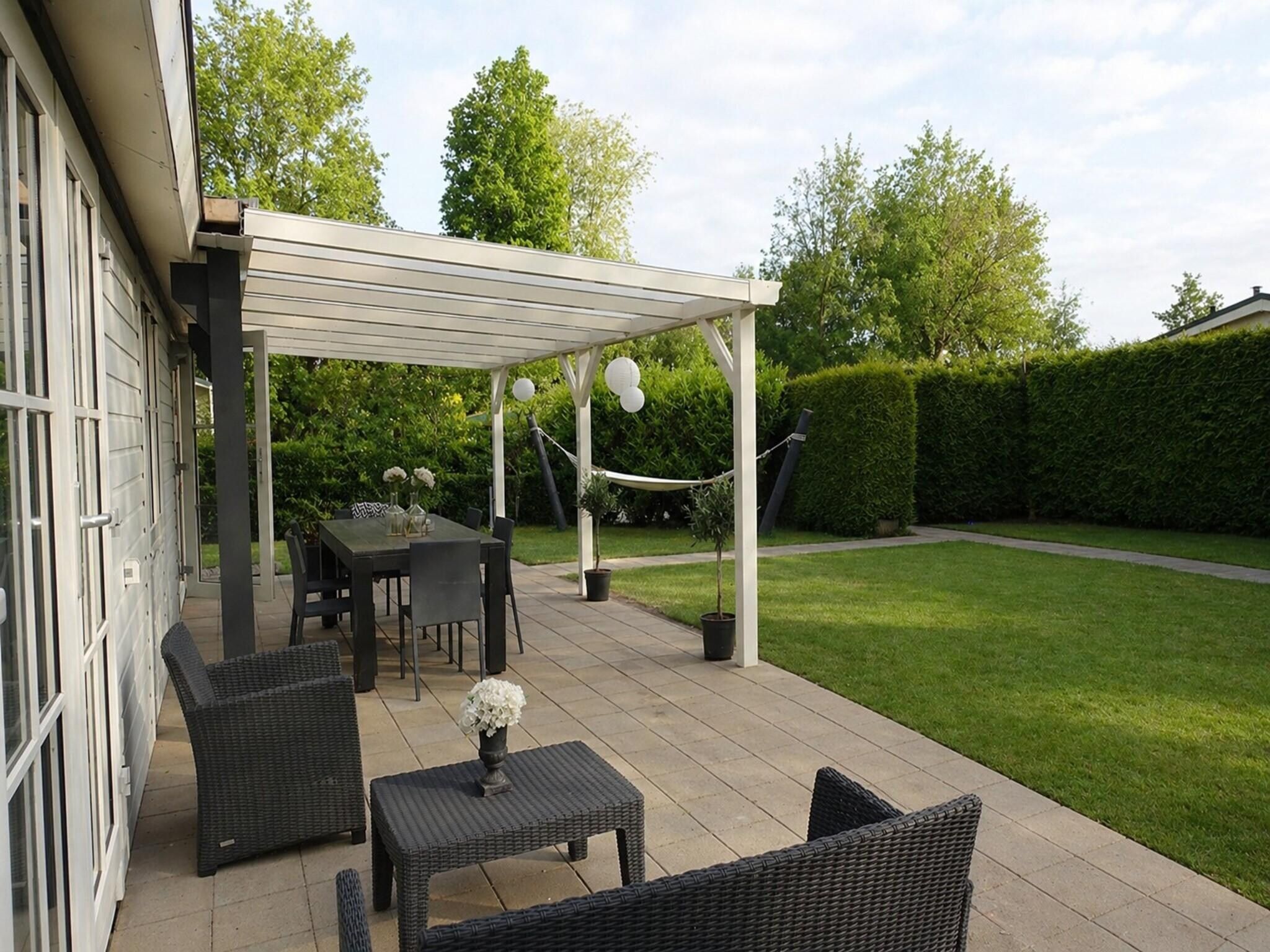 Het terras van Vechtdalchalet de Berk in Rheezerveen