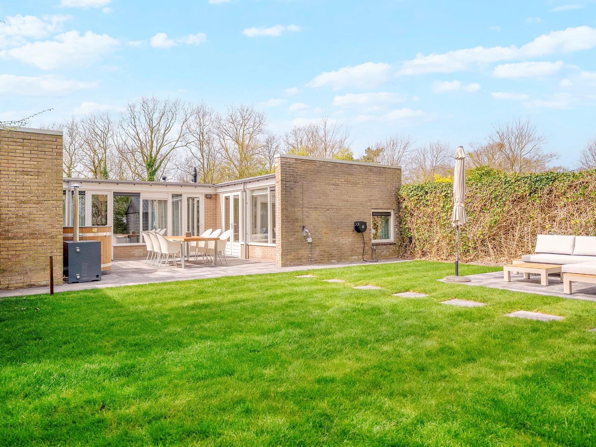 De tuin van Duinland 118 in Sint Maartensvlotbrug