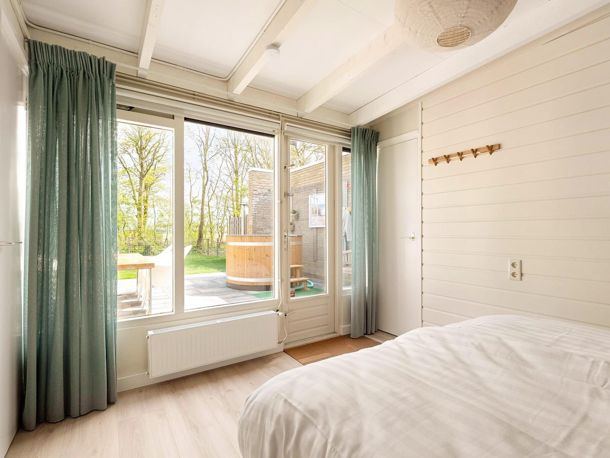 Een slaapkamer van Duinland 118 in Sint Maartensvlotbrug