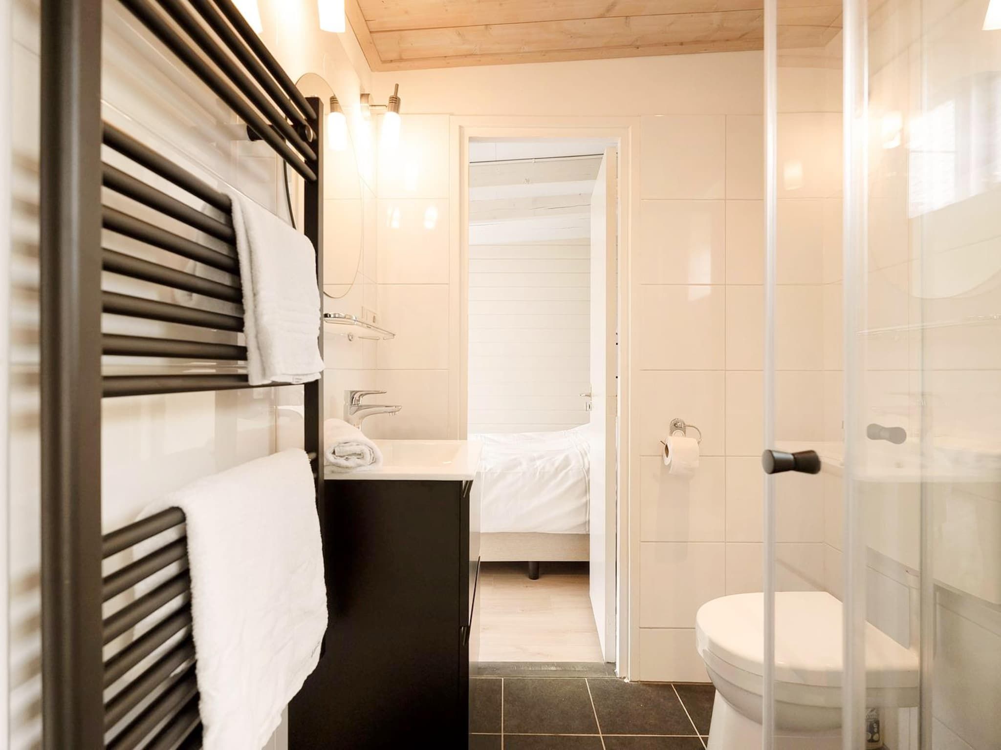 De badkamer van Duinland 118 in Sint Maartensvlotbrug