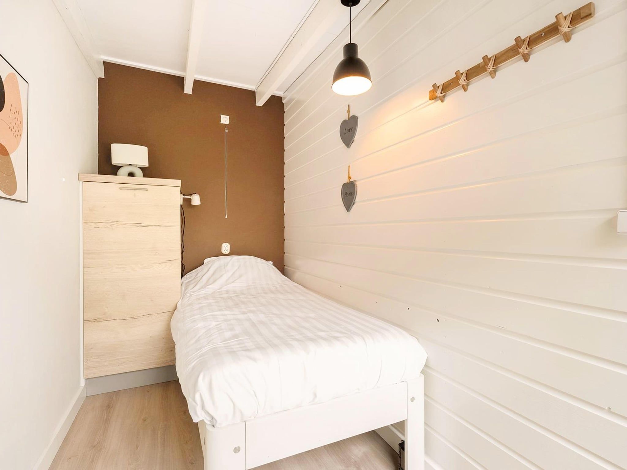 Een slaapkamer van Duinland 118 in Sint Maartensvlotbrug